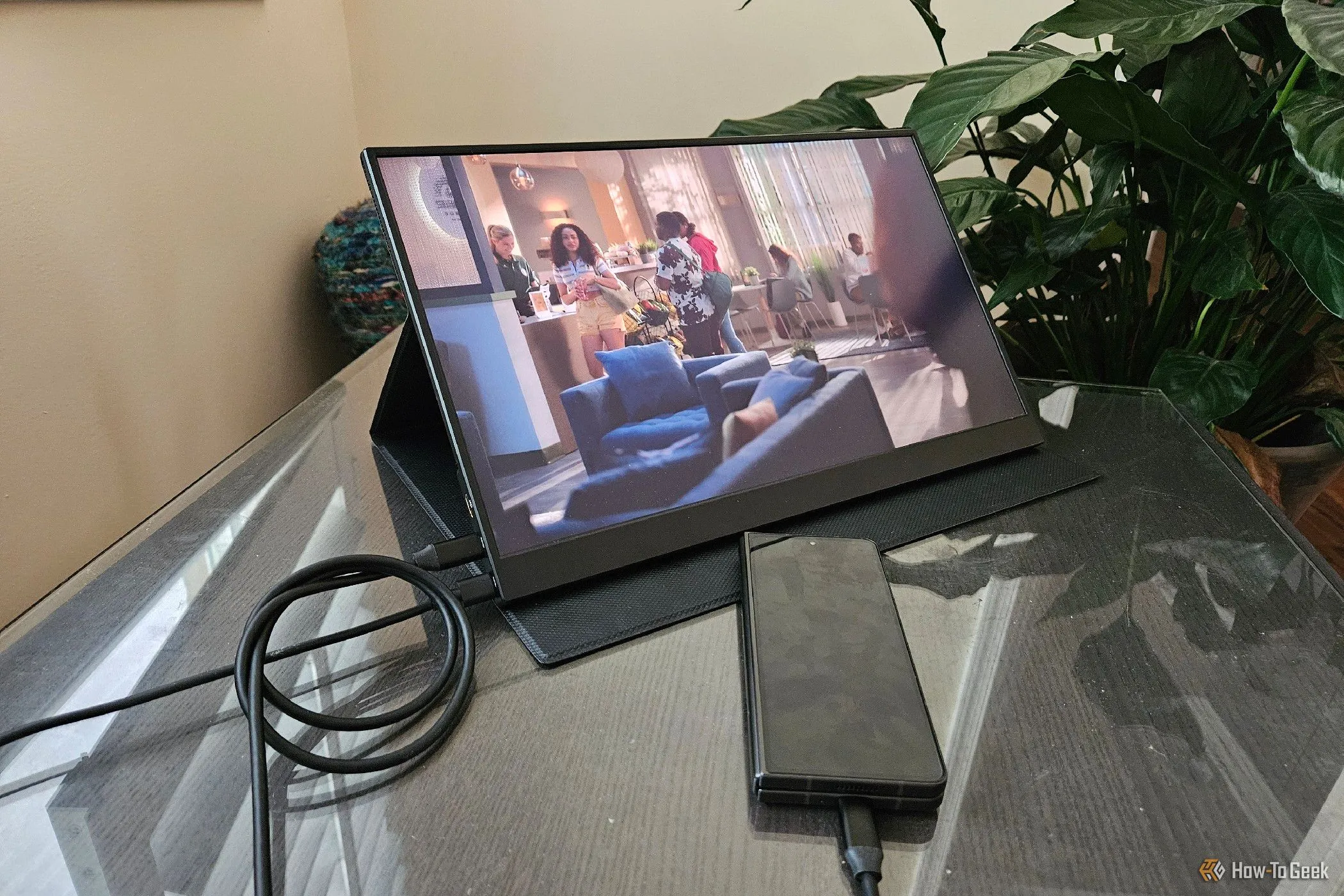 Điện thoại Samsung Galaxy Z Fold 5 kết nối với màn hình di động qua cáp USB-C, minh họa việc sử dụng smartphone như một máy tính để bàn tiện lợi.