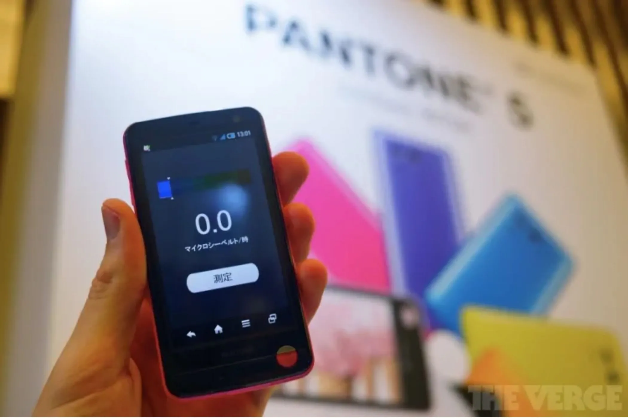 Điện thoại Softbank PANTONE 107SH màu hồng có tích hợp cảm biến đo mức độ phóng xạ trong môi trường