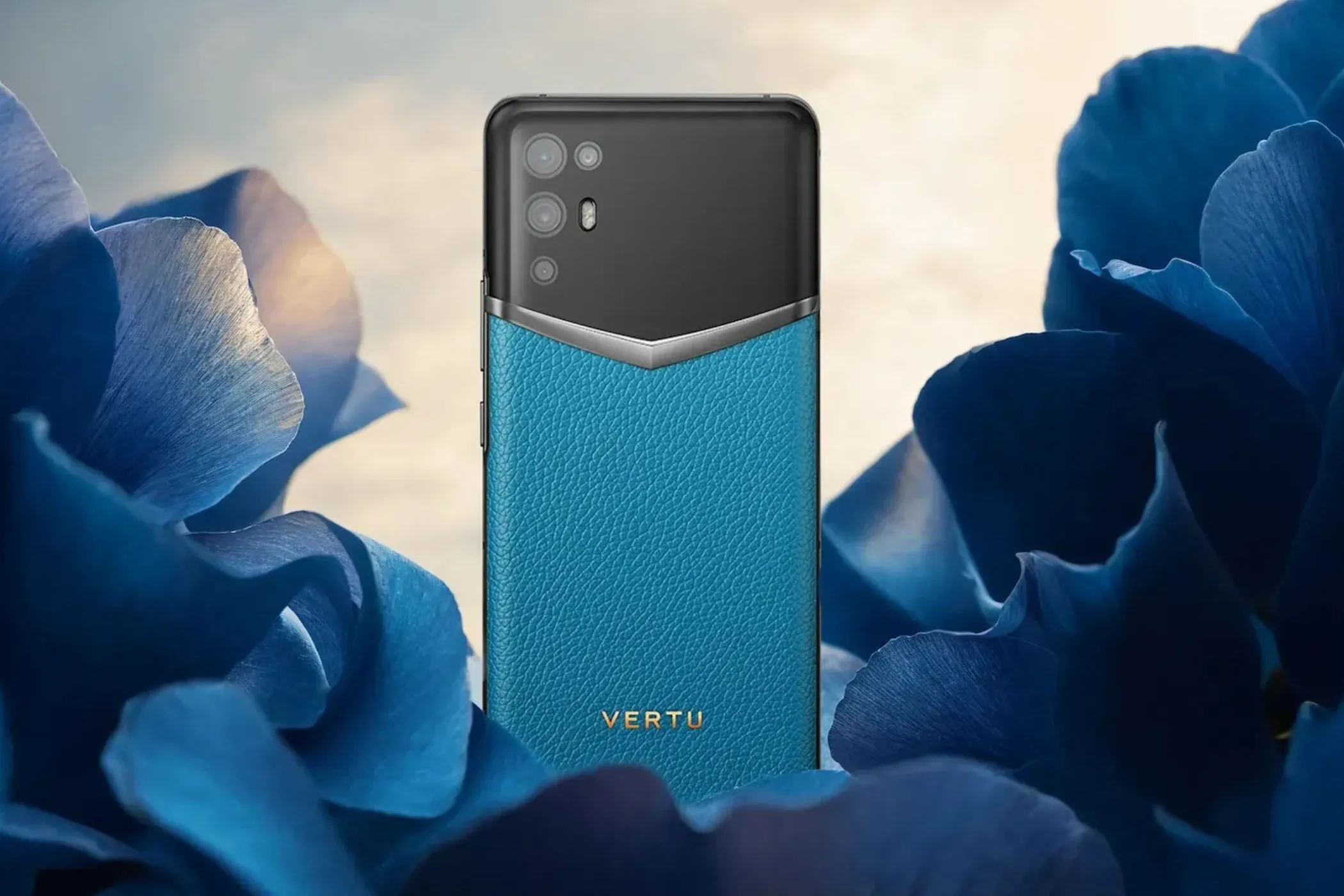 Điện thoại Vertu sang trọng với nút Concierge chuyên dụng cung cấp dịch vụ hỗ trợ cá nhân 24/7