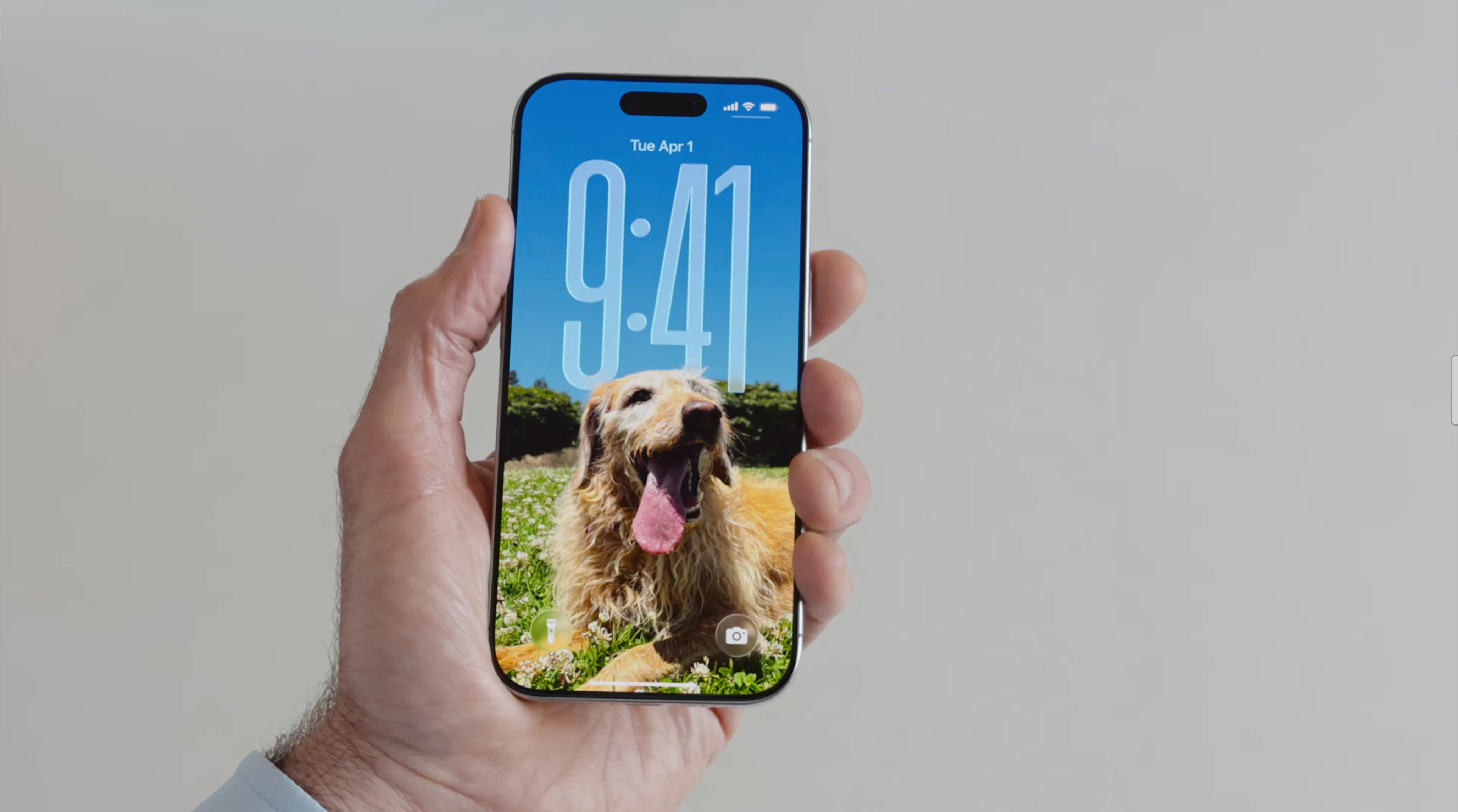 Đồng hồ động iOS 26 trên màn hình khóa.