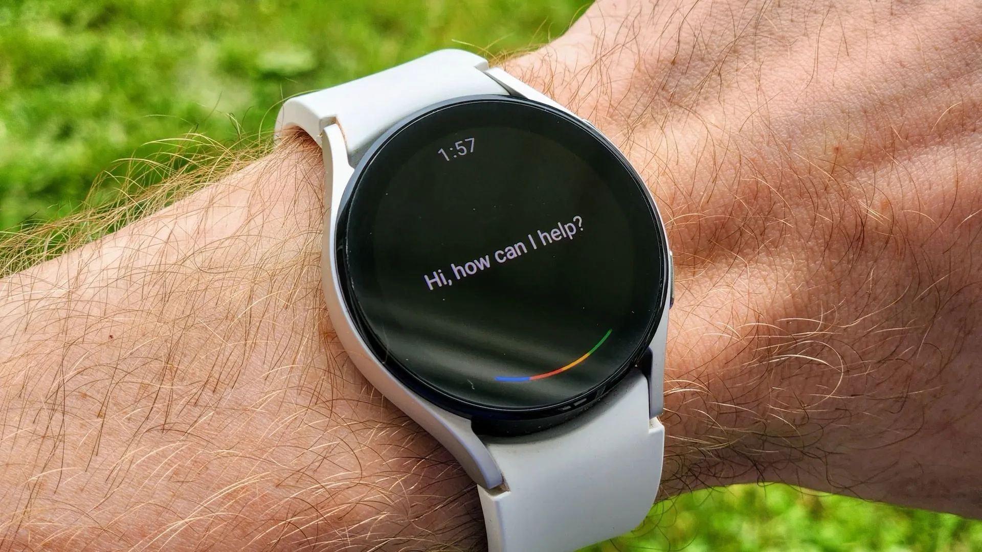 Đồng hồ thông minh WearOS hiển thị biểu tượng Google Assistant hoặc Gemini, minh họa sự chuyển đổi trợ lý ảo.