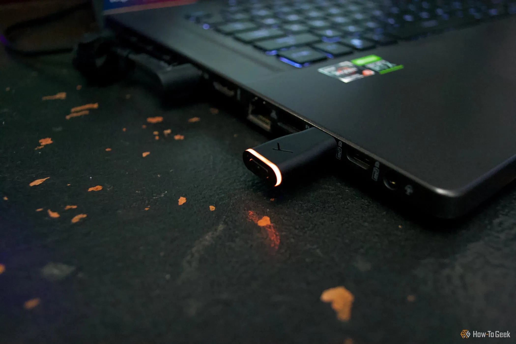 Dongle không dây độ trễ thấp của tai nghe Beyerdynamic MMX 200, một thiết bị chuyển đổi tín hiệu nhỏ gọn.