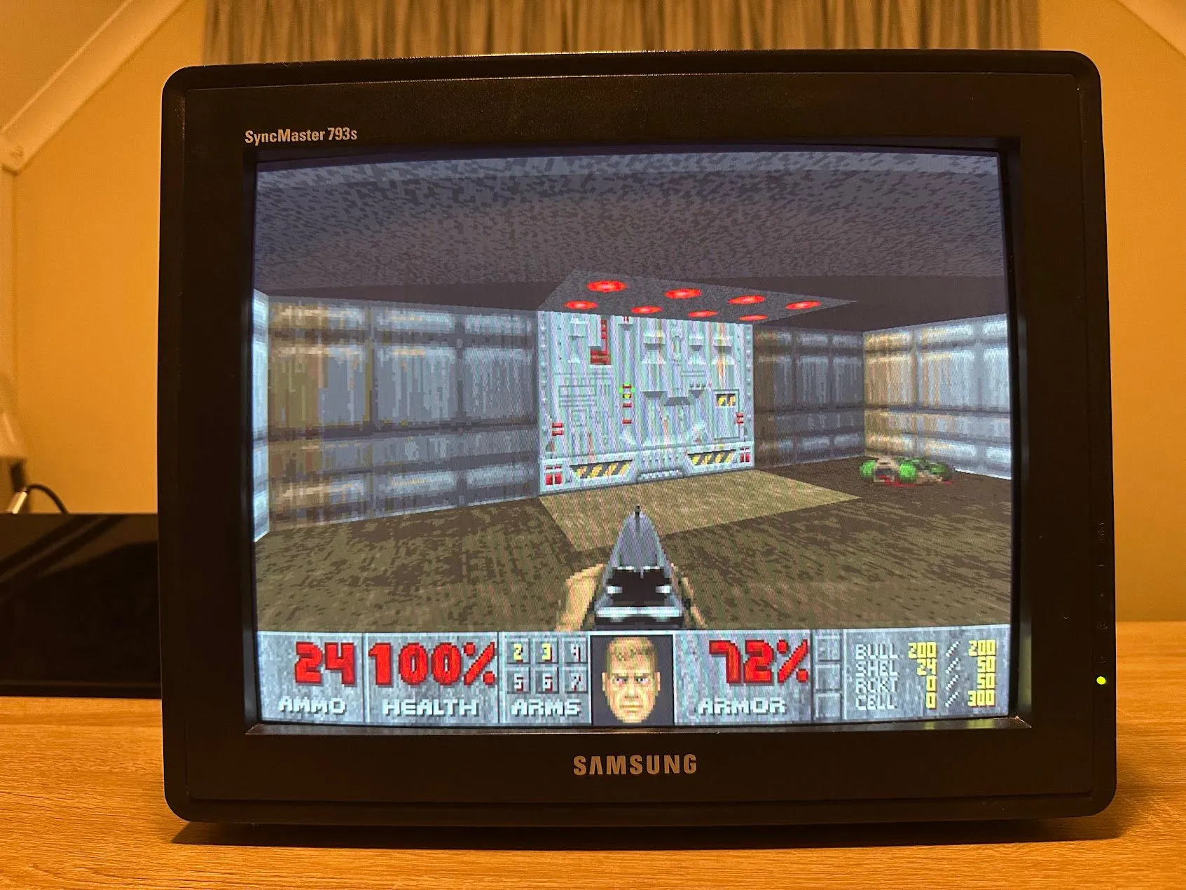 Game DOOM cổ điển được hiển thị trên màn hình CRT, thể hiện trải nghiệm PC gaming retro chân thực.