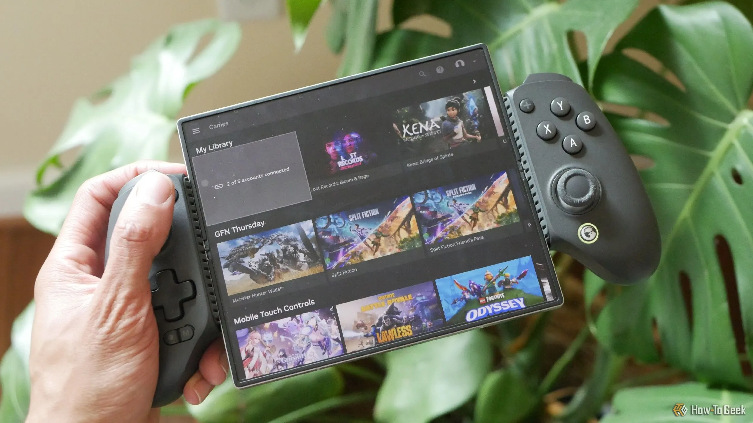 Game NVIDIA GeForce NOW hiển thị trên Samsung Galaxy Z Fold 6, được kết nối với tay cầm chơi game GameSir G8+ qua Bluetooth, mang lại trải nghiệm gaming di động chuyên nghiệp.