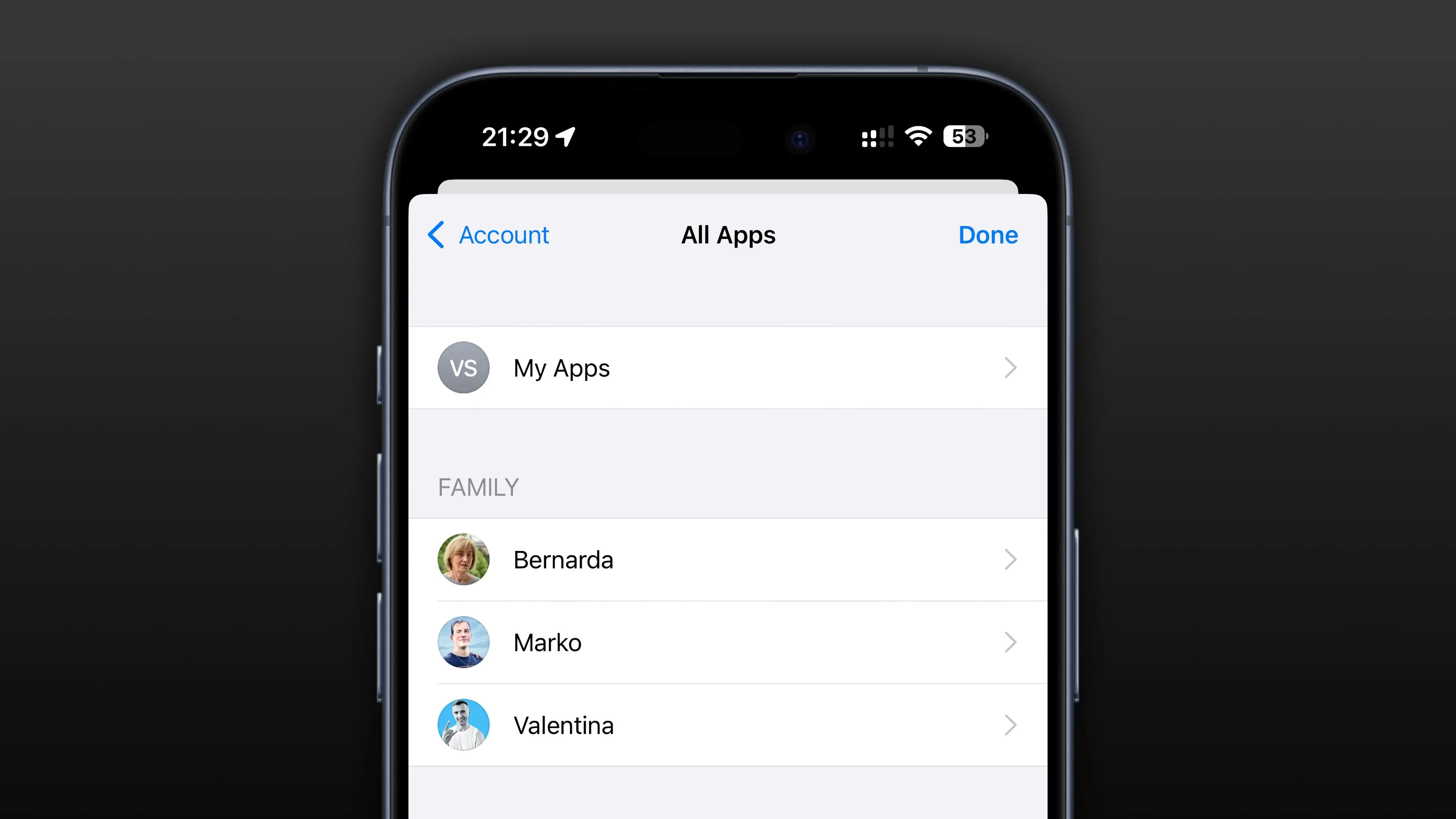 Giao diện App Store trên iPhone hiển thị danh sách các thành viên trong nhóm Family Sharing, cùng với lịch sử mua ứng dụng để tải lại mà không cần xin phép Ask to Buy.