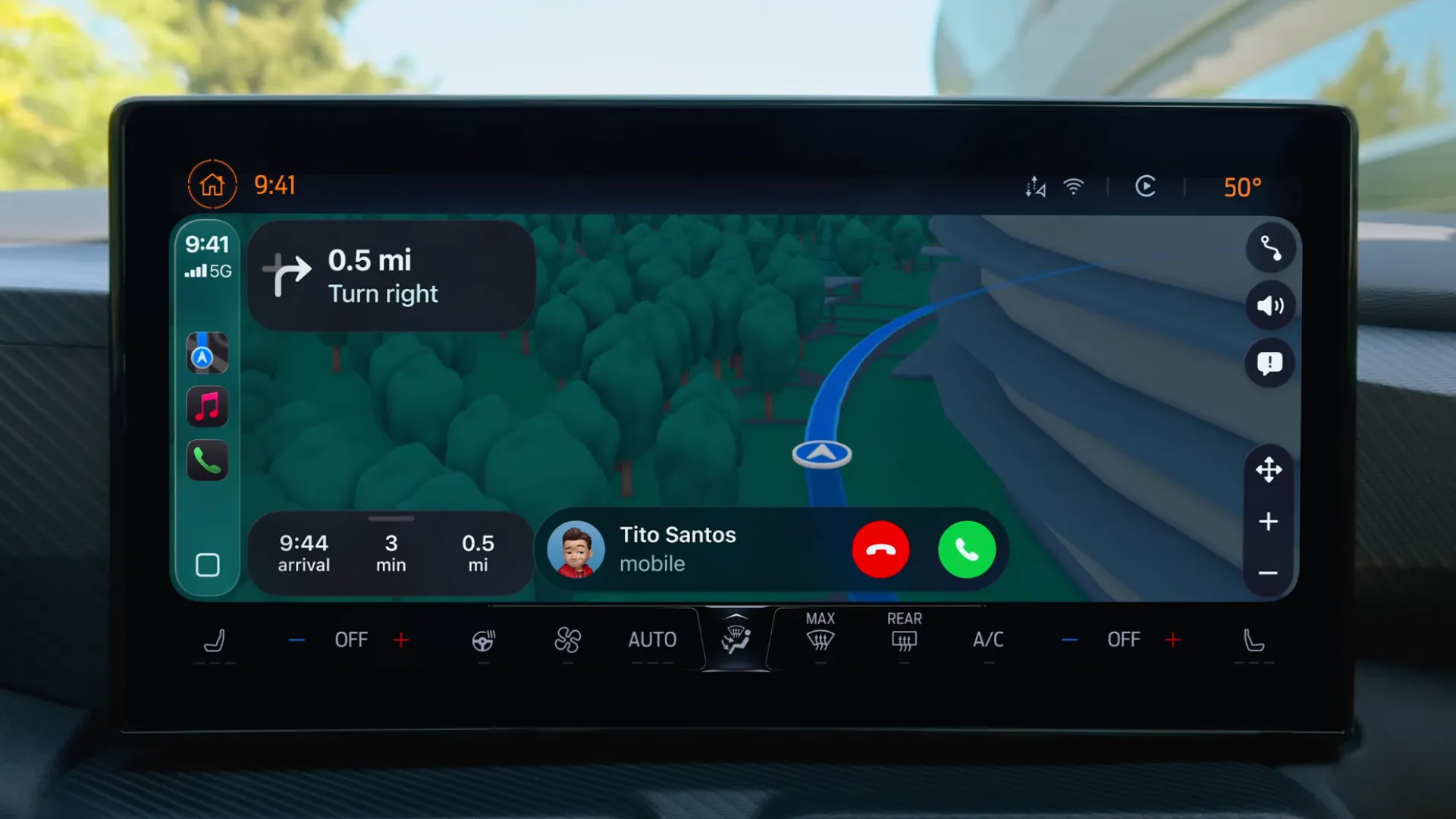 Giao diện Apple CarPlay trên màn hình ô tô, hiển thị bản đồ và cuộc gọi.