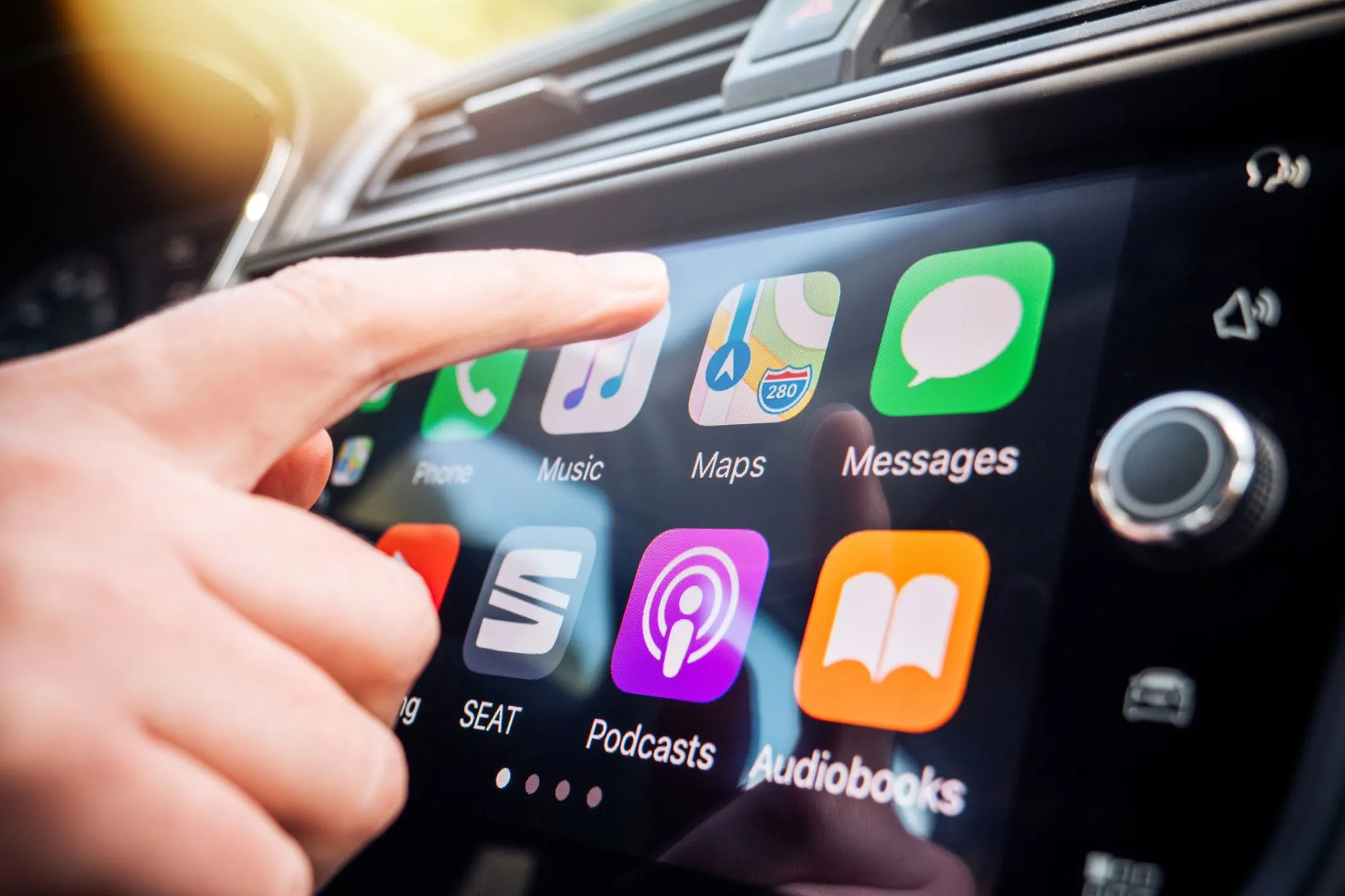 Giao diện Apple CarPlay trên màn hình xe hơi đang hoạt động bình thường, hiển thị bản đồ và các biểu tượng ứng dụng công nghệ