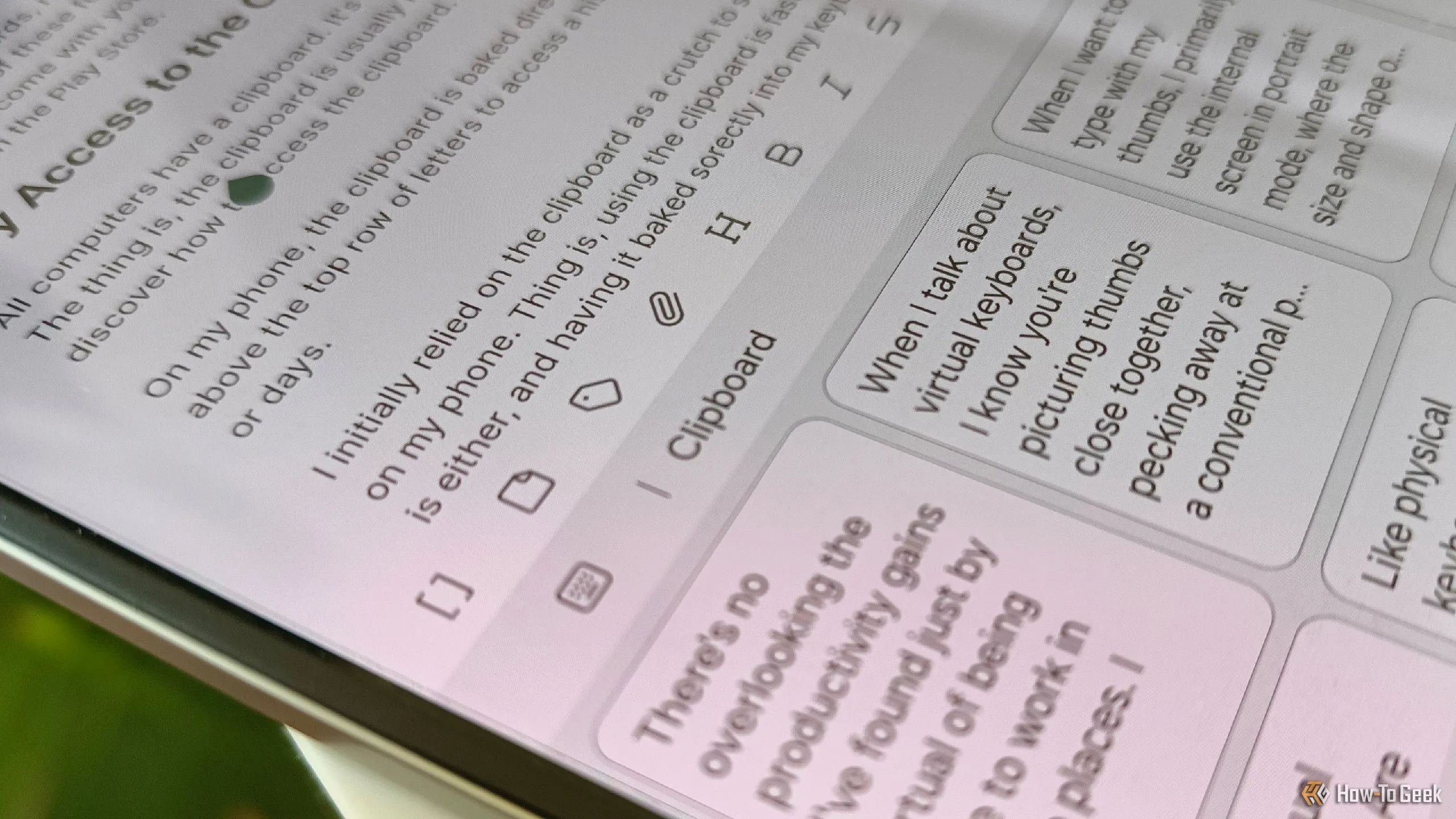 Giao diện bảng tạm (clipboard) được hiển thị rõ ràng trên bàn phím Samsung Keyboard, cho phép truy cập nhanh lịch sử sao chép.