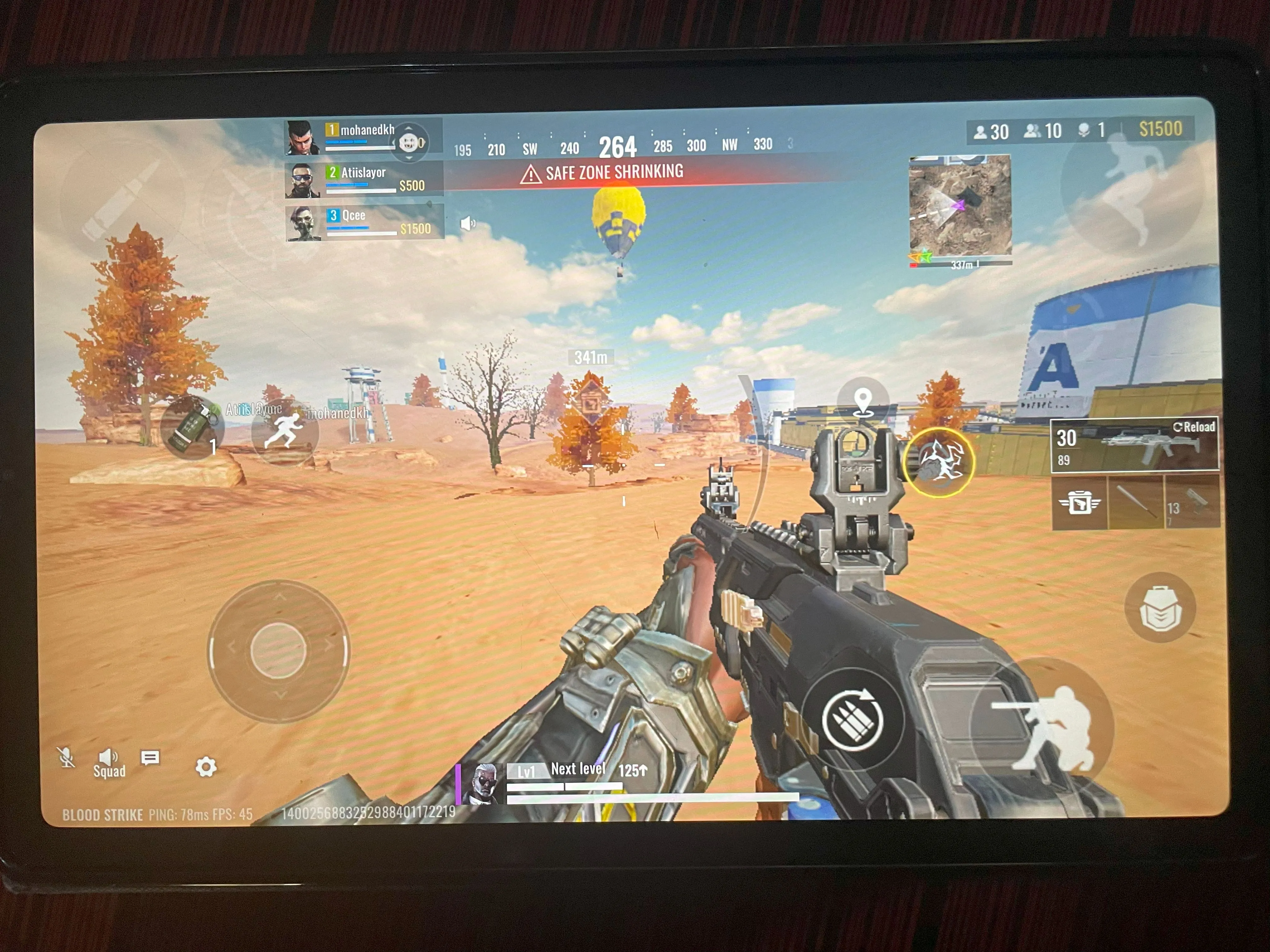 Giao diện game Blood Strike trên máy tính bảng hiển thị rõ ràng, giúp game thủ dễ dàng quan sát.