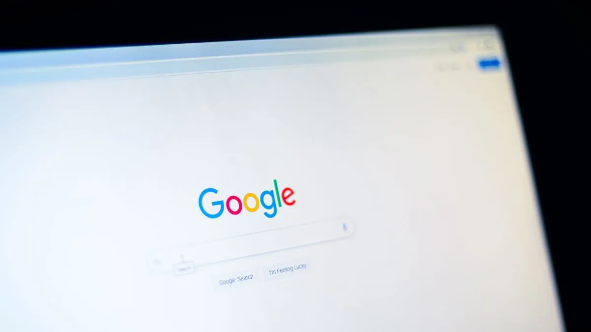 Giao diện Google Chrome với trang tìm kiếm hiển thị trên màn hình máy tính