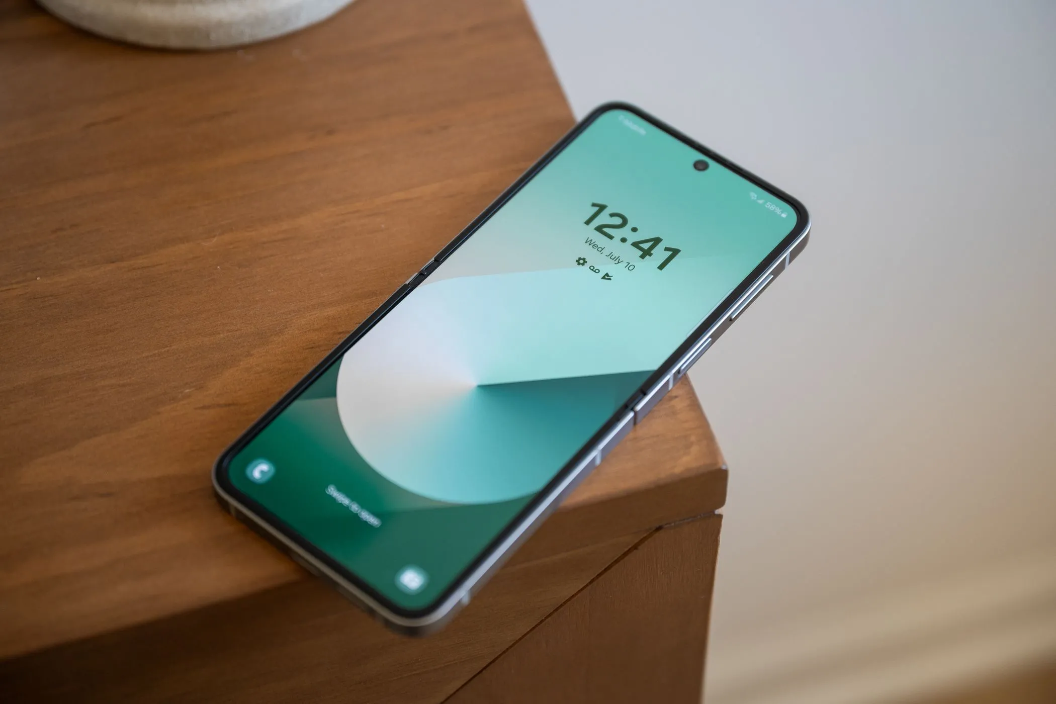 Giao diện màn hình khóa của Galaxy Z Flip 6 khi mở.