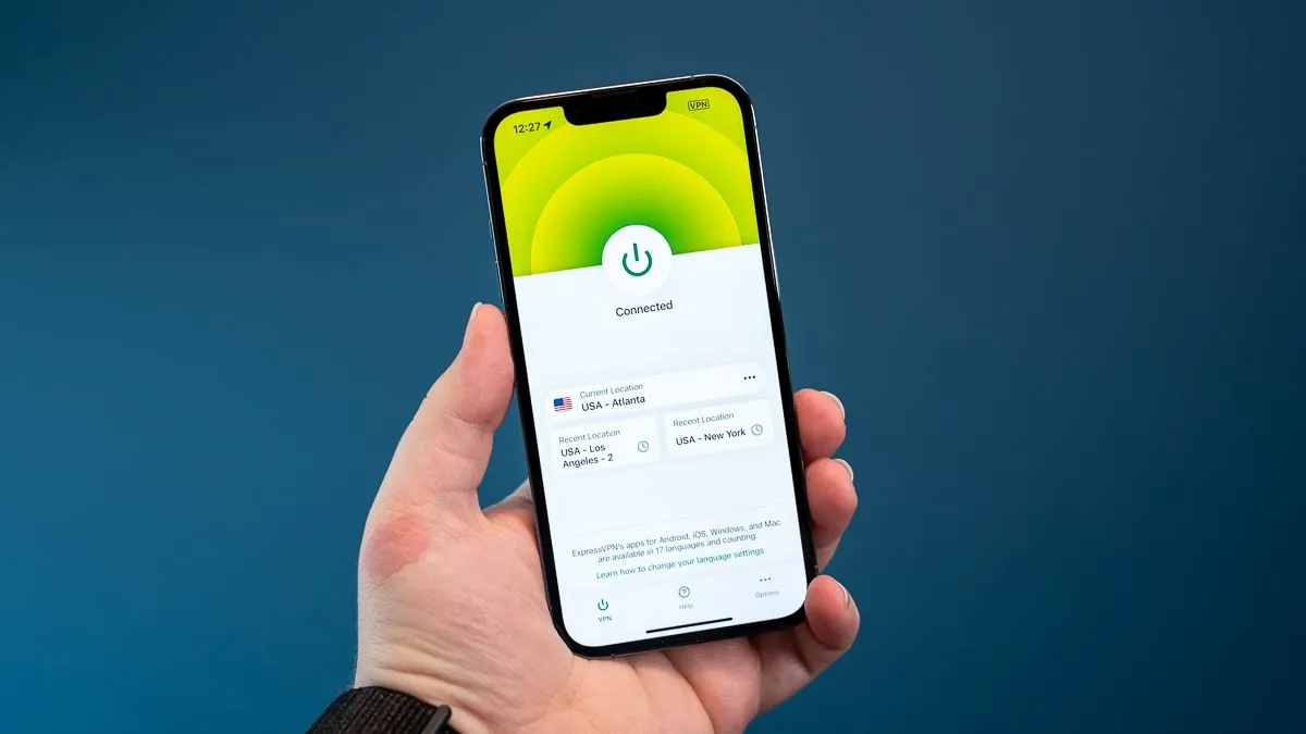 Giao diện ứng dụng ExpressVPN đang hoạt động trên iPhone 13 Pro, tượng trưng cho giải pháp VPN uy tín và bảo mật