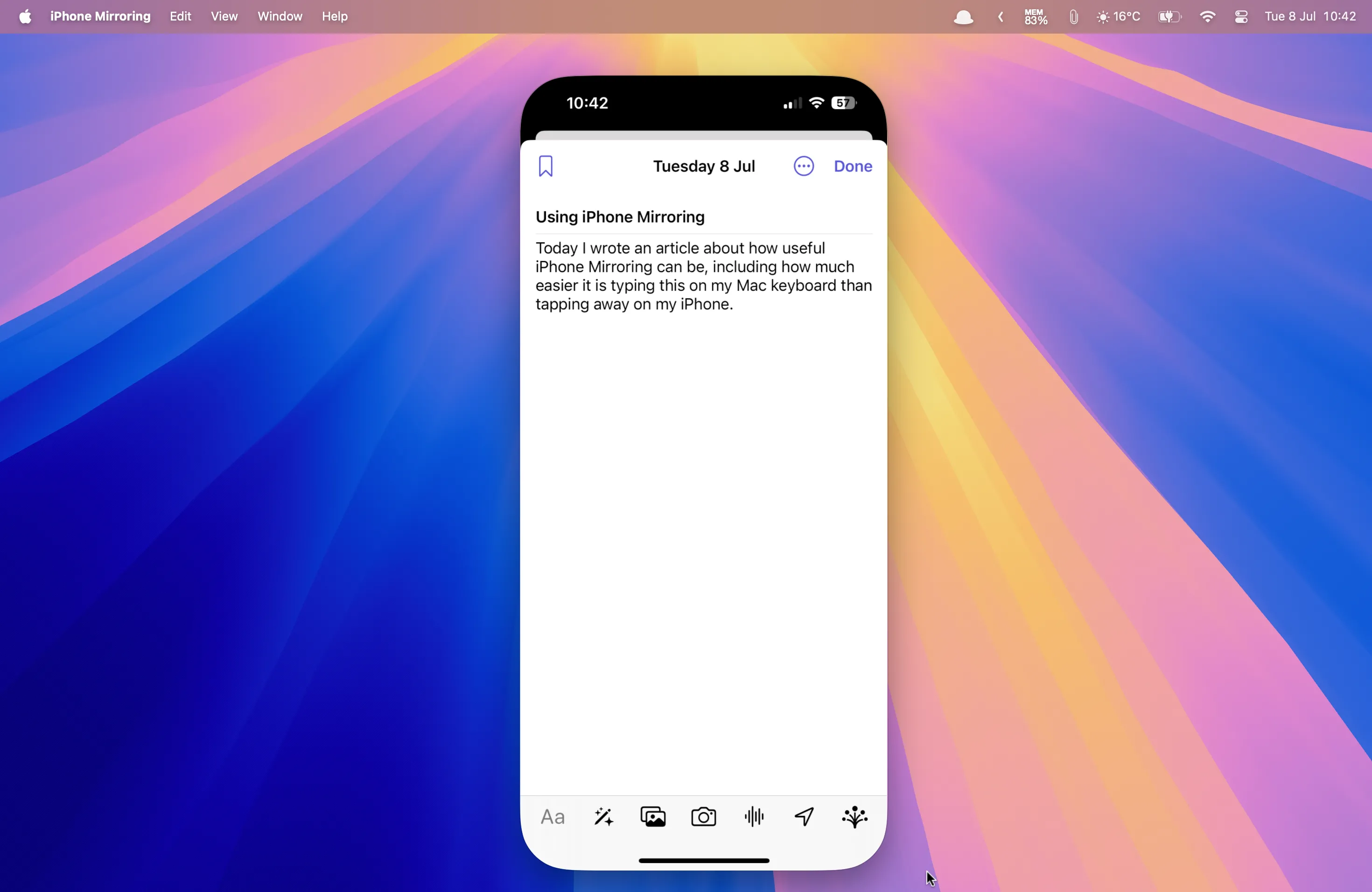 Giao diện ứng dụng Journal của Apple đang hoạt động trên máy Mac nhờ iPhone Mirroring, cho phép gõ nhật ký dễ dàng bằng bàn phím vật lý.