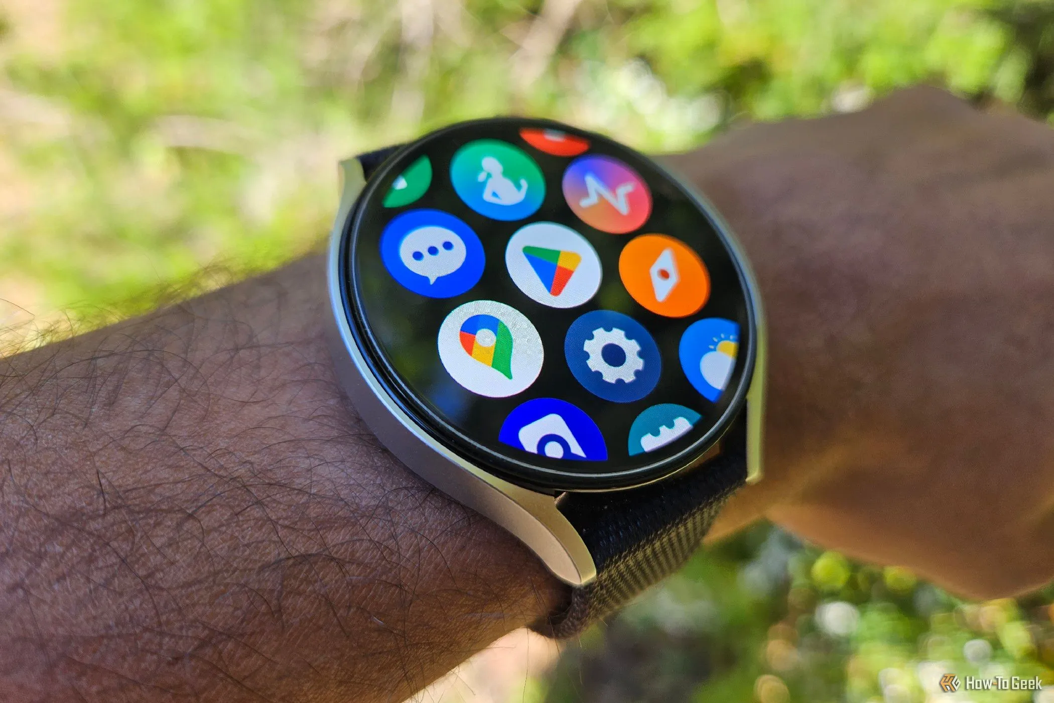 Giao diện ứng dụng trên đồng hồ thông minh Samsung Galaxy Watch 6.