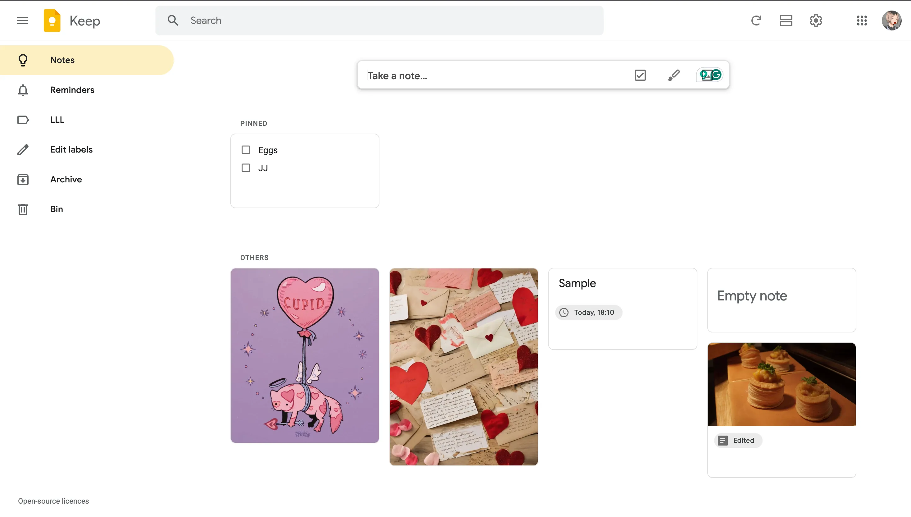 Giao diện ứng dụng web Google Keep, với các ghi chú được tổ chức và tùy chọn tạo ghi chú mới.