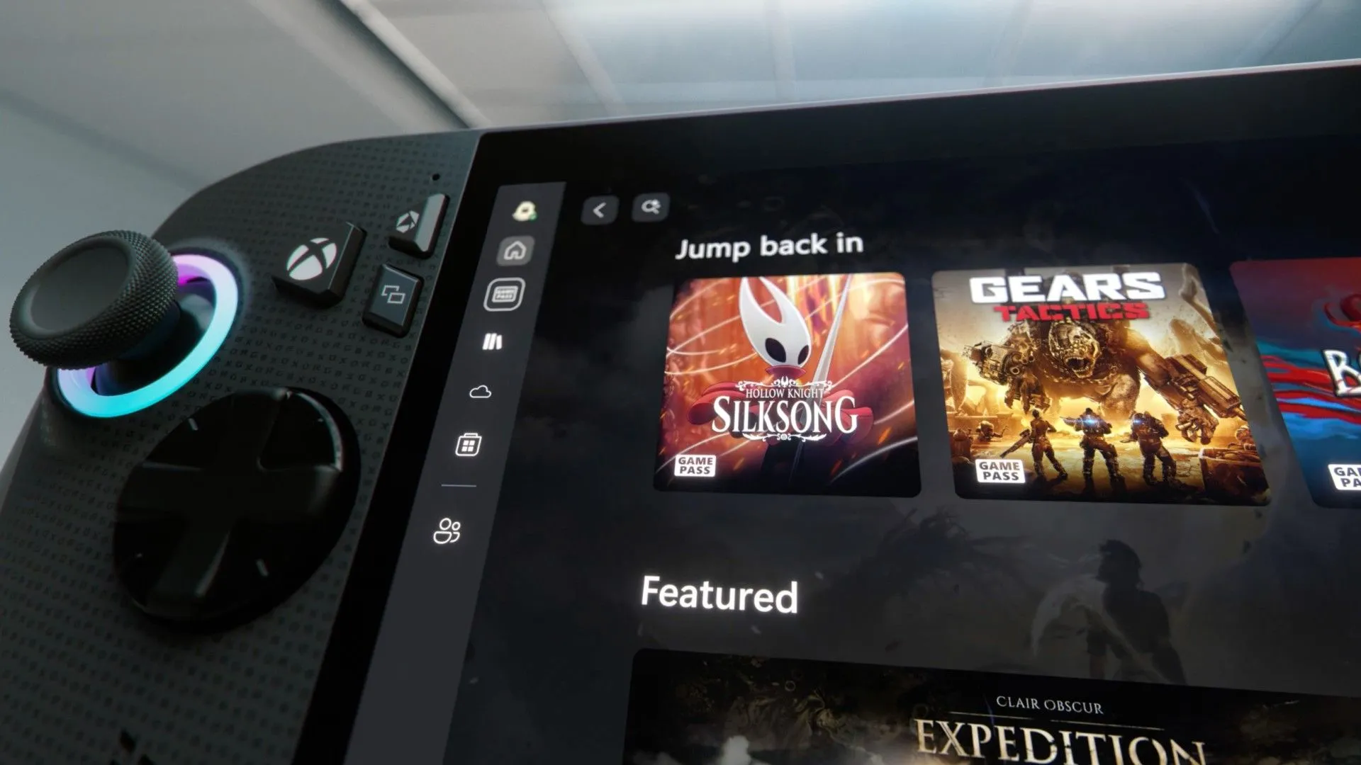 Giao diện Xbox App Dashboard hiển thị trên thiết bị Xbox ROG Ally X, thể hiện sự tối ưu hóa sâu rộng của Windows dành cho trải nghiệm chơi game.