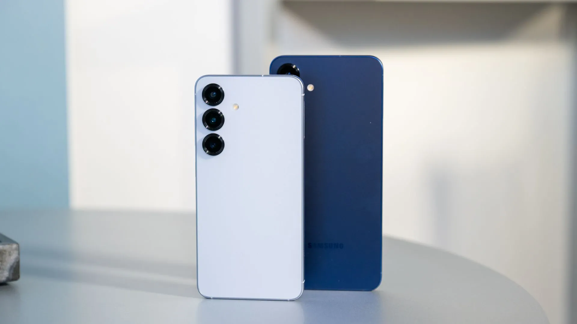 Hai điện thoại Samsung Galaxy S25 và S25 Plus đặt cạnh nhau, so sánh kích thước và thiết kế cụm camera sau.