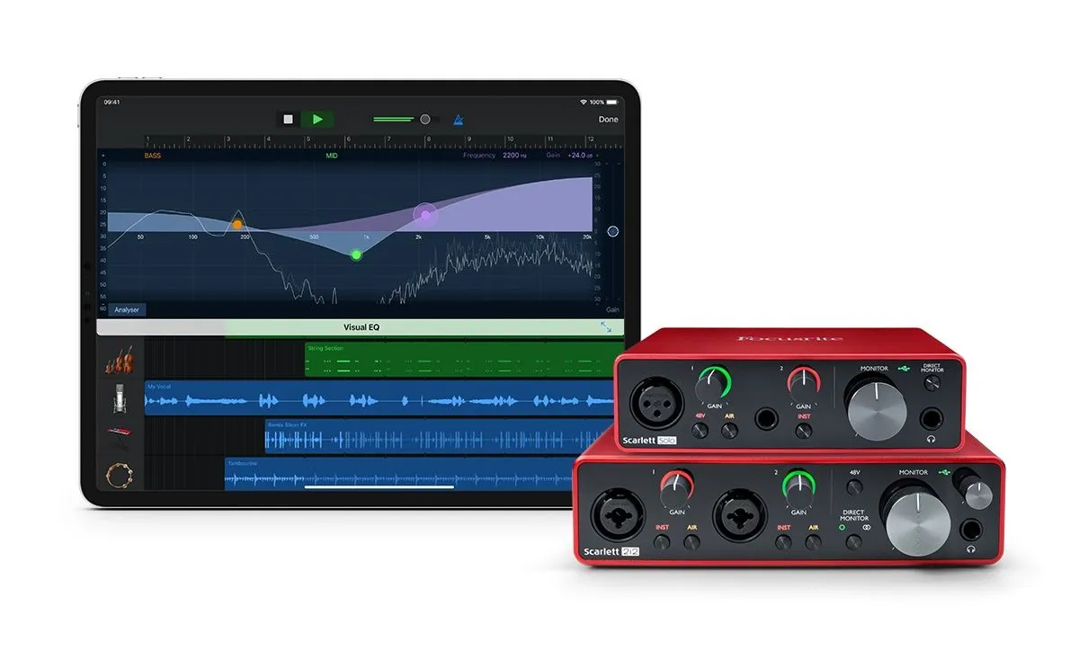 Hai giao diện âm thanh Focusrite được đặt cạnh iPad Pro, minh họa khả năng sản xuất nhạc.