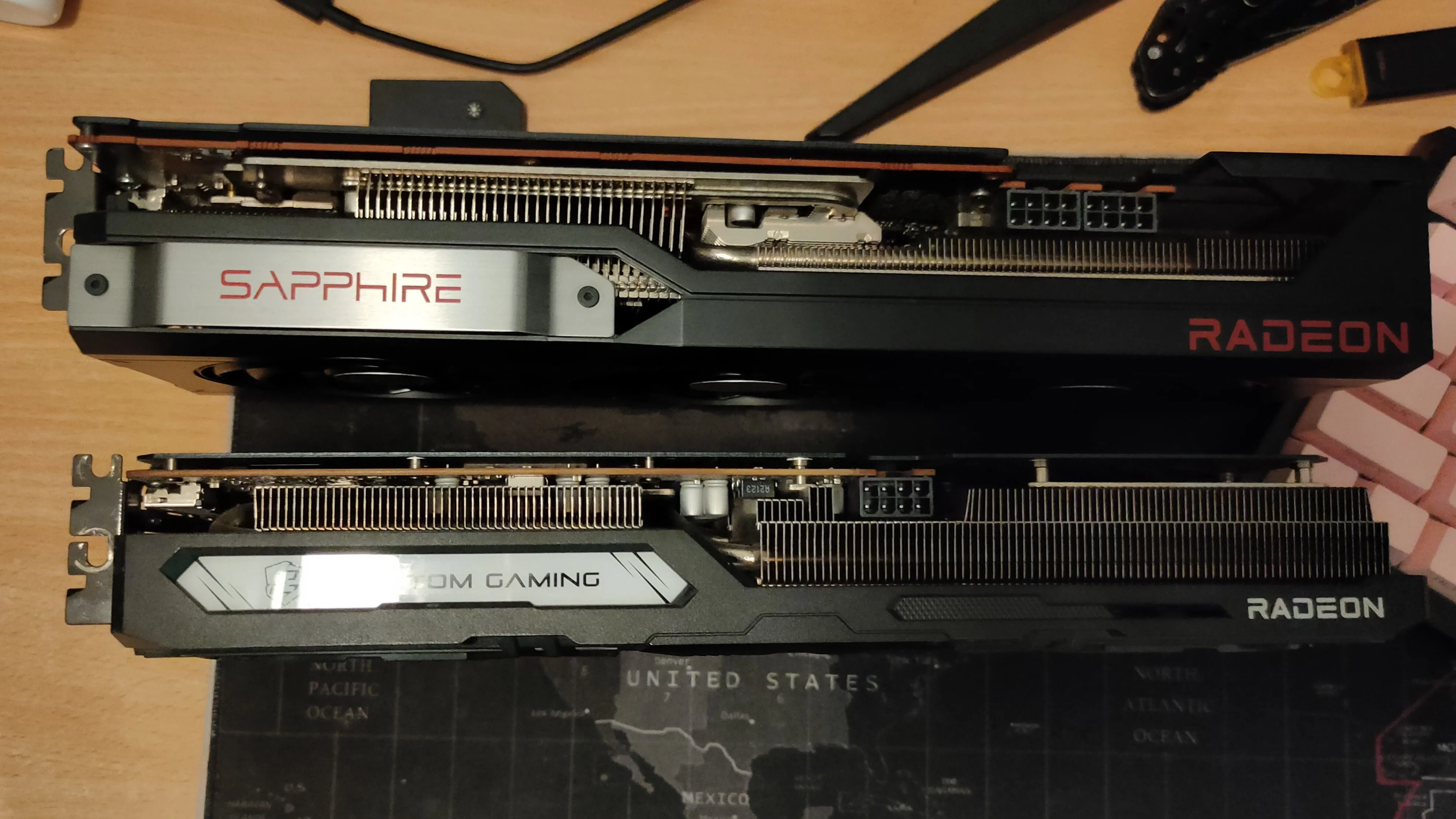 Hai mẫu card đồ họa AMD Radeon RX 6800 XT PULSE và RX 6600 XT Phantom Gaming D, đại diện cho dòng GPU AMD.