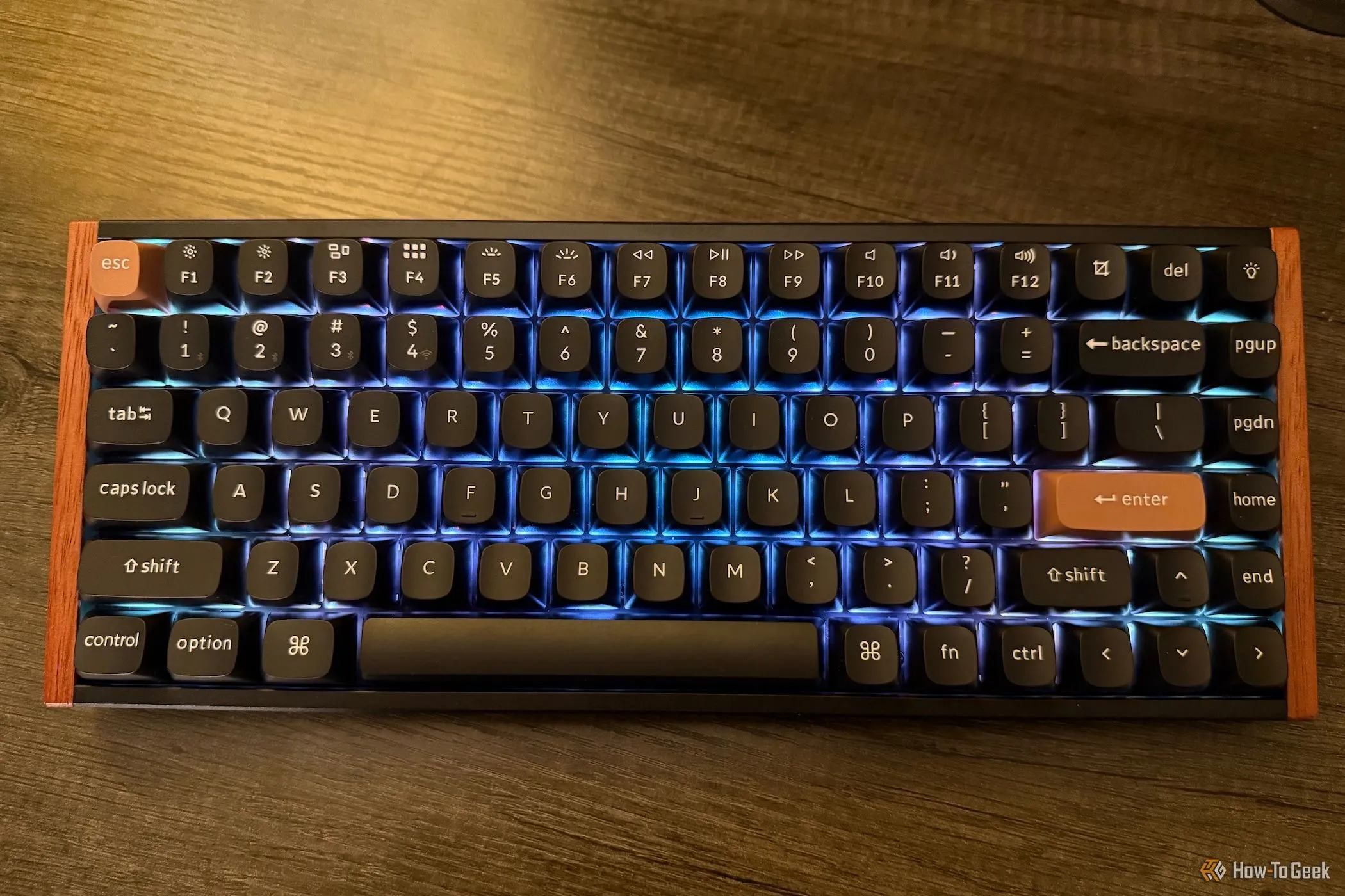 Hệ thống đèn RGB xanh dương rực rỡ trên bàn phím Keychron K2 HE Special Edition màu đen.