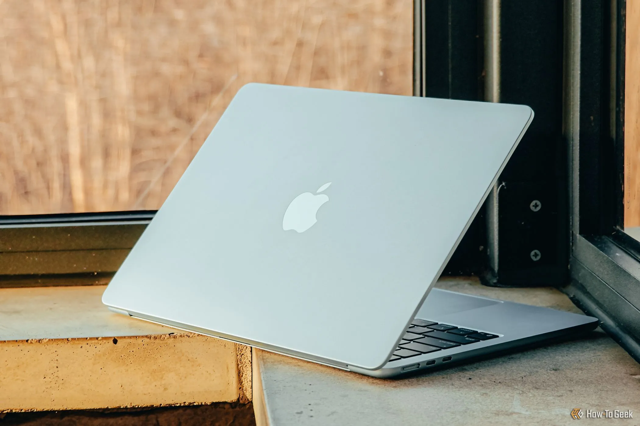 Hình ảnh MacBook Air M4 màu xanh lam, minh họa cho dòng sản phẩm Apple đã ra mắt trước thềm WWDC 2025.