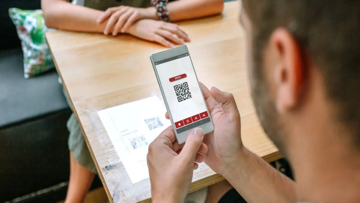 Hình ảnh một điện thoại đang quét mã QR để kết nối hotspot Wi-Fi trên một thiết bị Android khác.