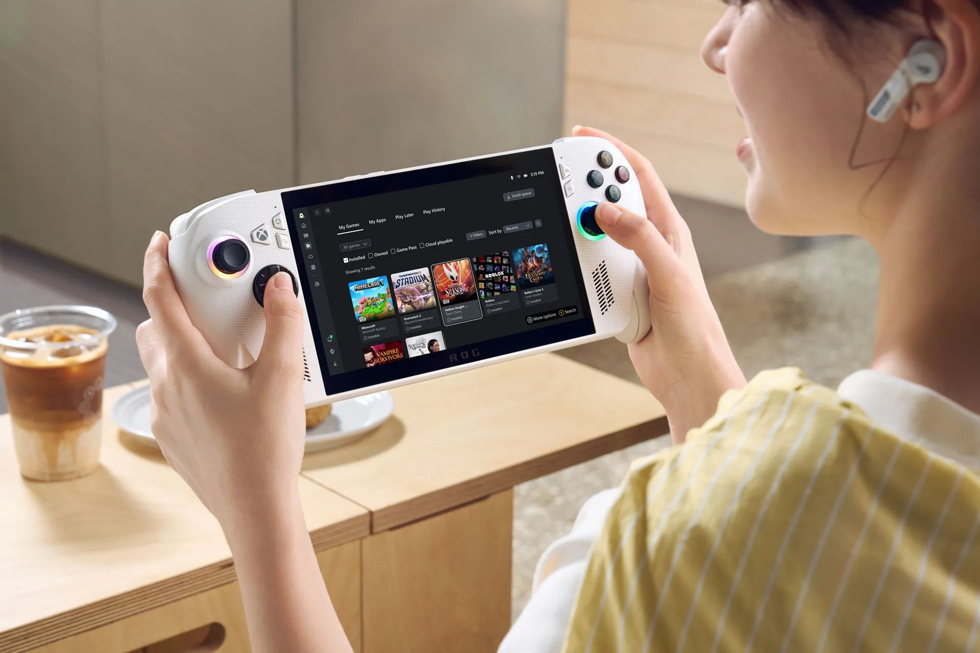 Hình ảnh quảng cáo một người đang sử dụng thiết bị Xbox ROG Ally X, tượng trưng cho bước tiến của Microsoft trong việc đưa trải nghiệm chơi game console lên PC cầm tay.