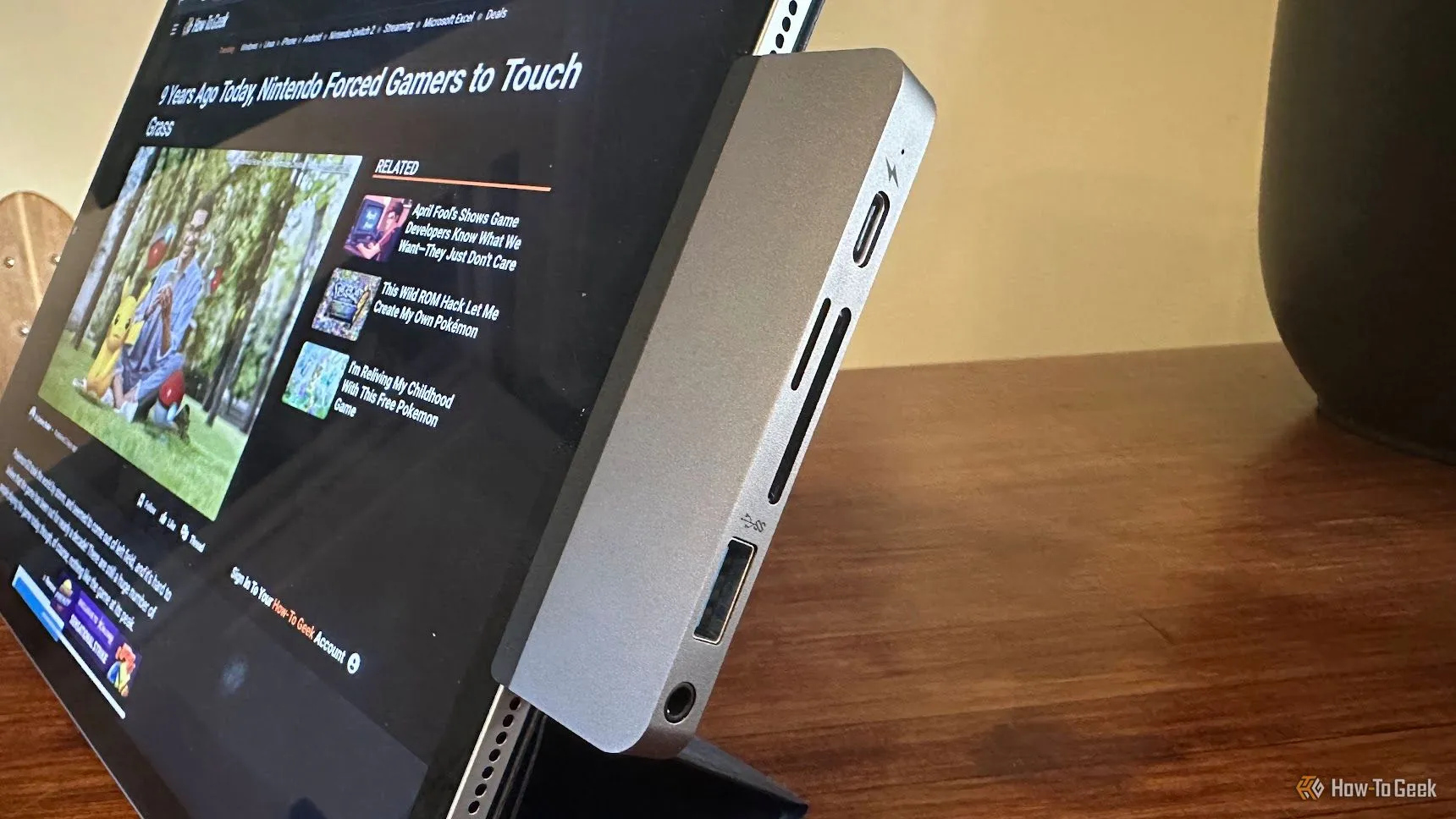iPad được gắn kèm hub HyperDrive, mở rộng các cổng kết nối ngoại vi.