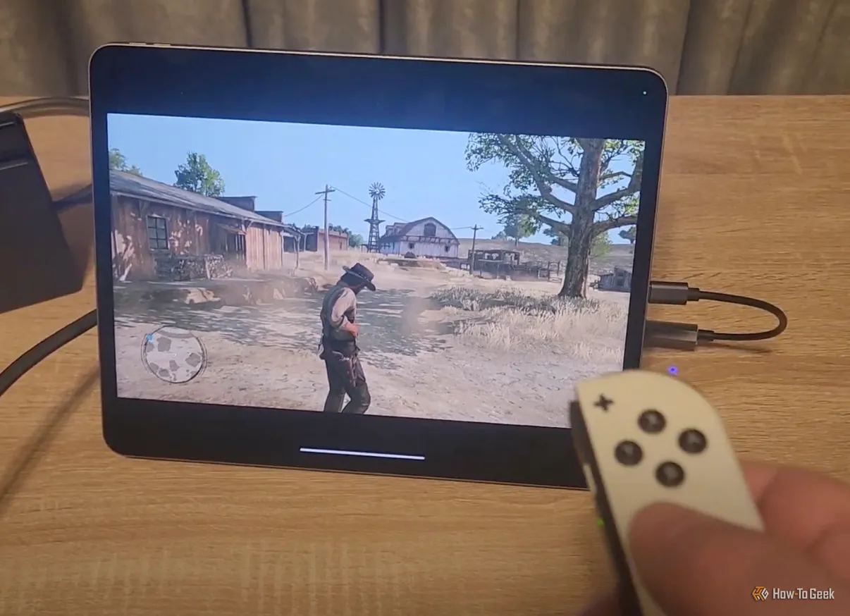 iPad hoạt động như một màn hình di động cho Nintendo Switch thông qua kết nối USB.