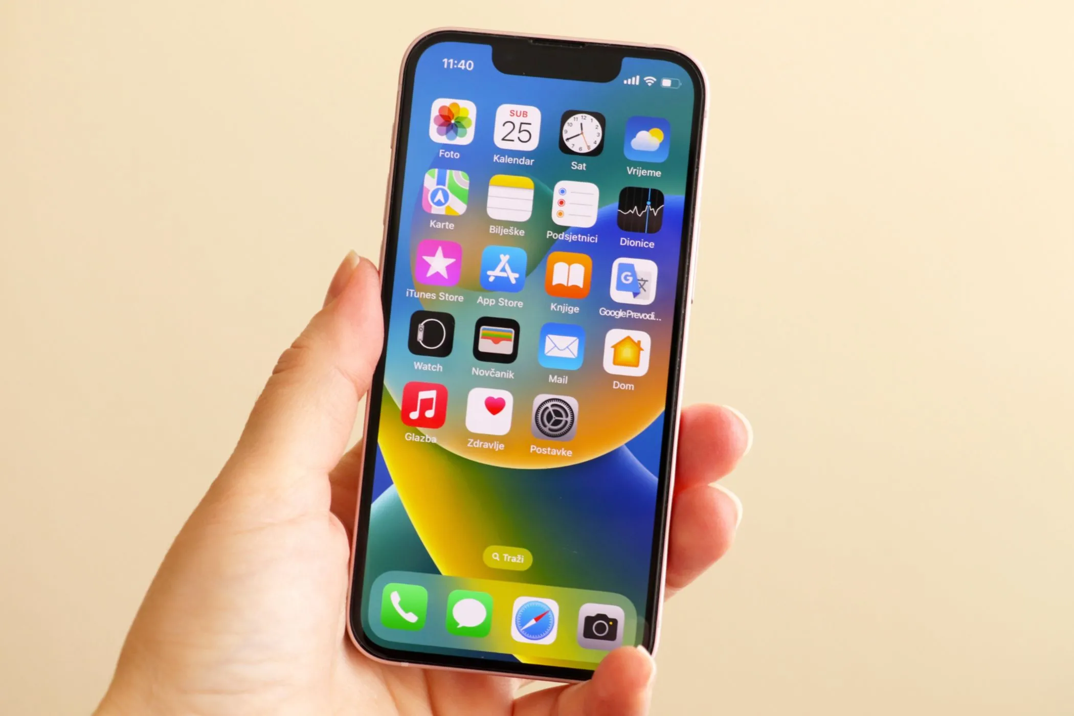 iPhone 13 mini trong tay người dùng, tượng trưng cho trải nghiệm sử dụng iPhone và vấn đề quá nhiệt cần cải thiện trên iPhone 17