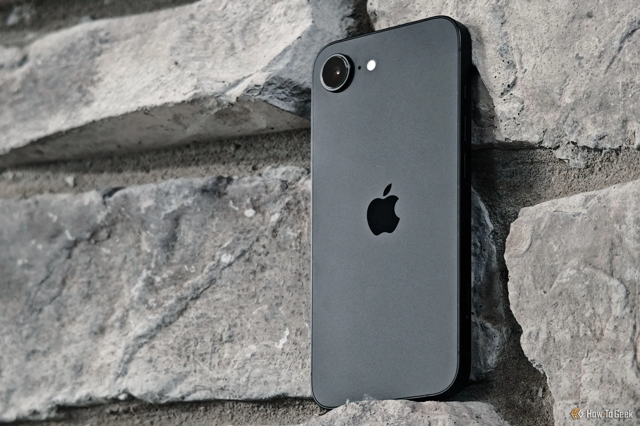 iPhone 16e thể hiện tính di động và khả năng kết nối không dây mạnh mẽ với modem C1 mới
