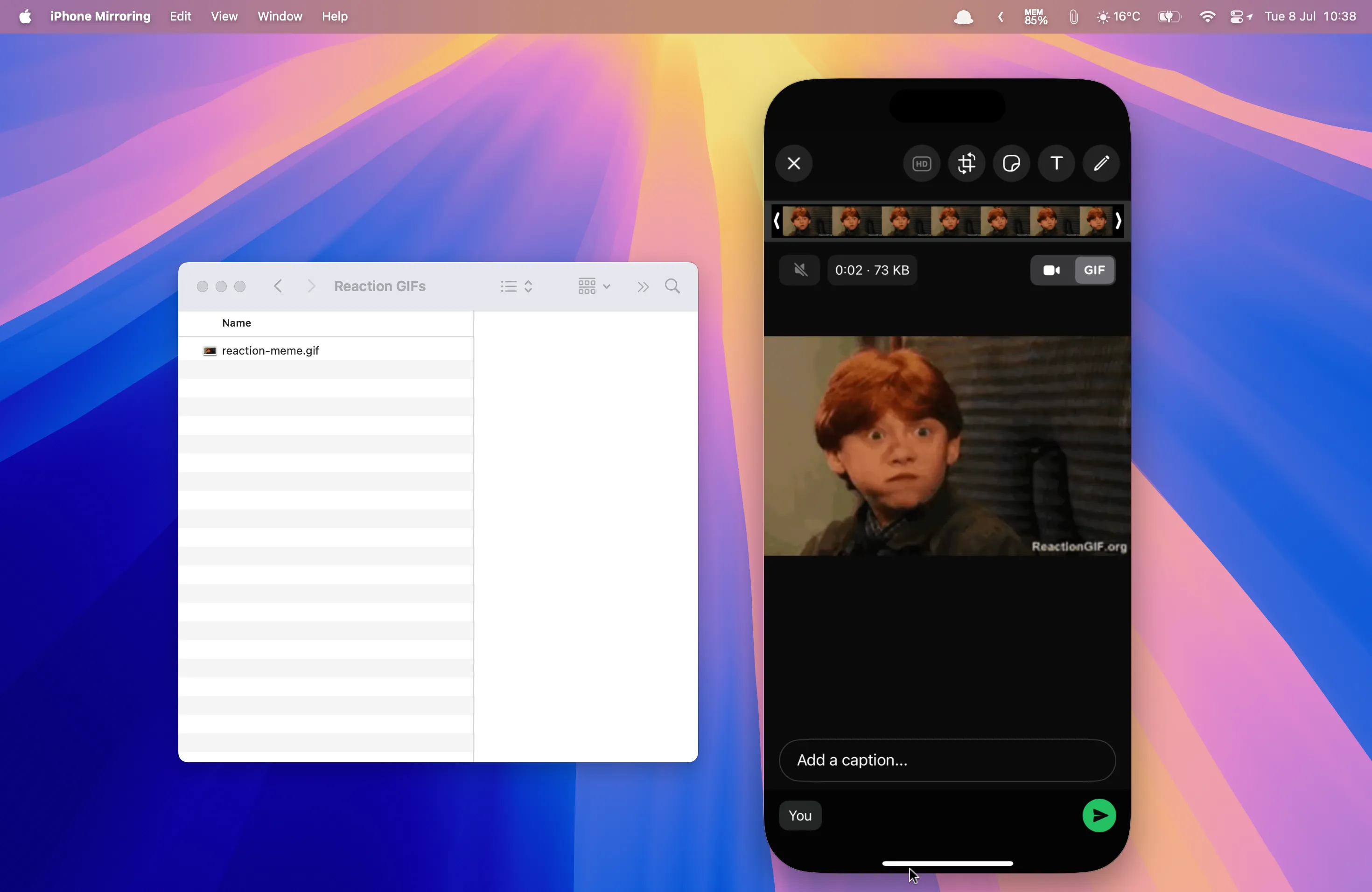 Kéo thả file GIF từ máy Mac vào ứng dụng WhatsApp trên iPhone ảo qua iPhone Mirroring, minh họa khả năng chia sẻ dữ liệu dễ dàng.