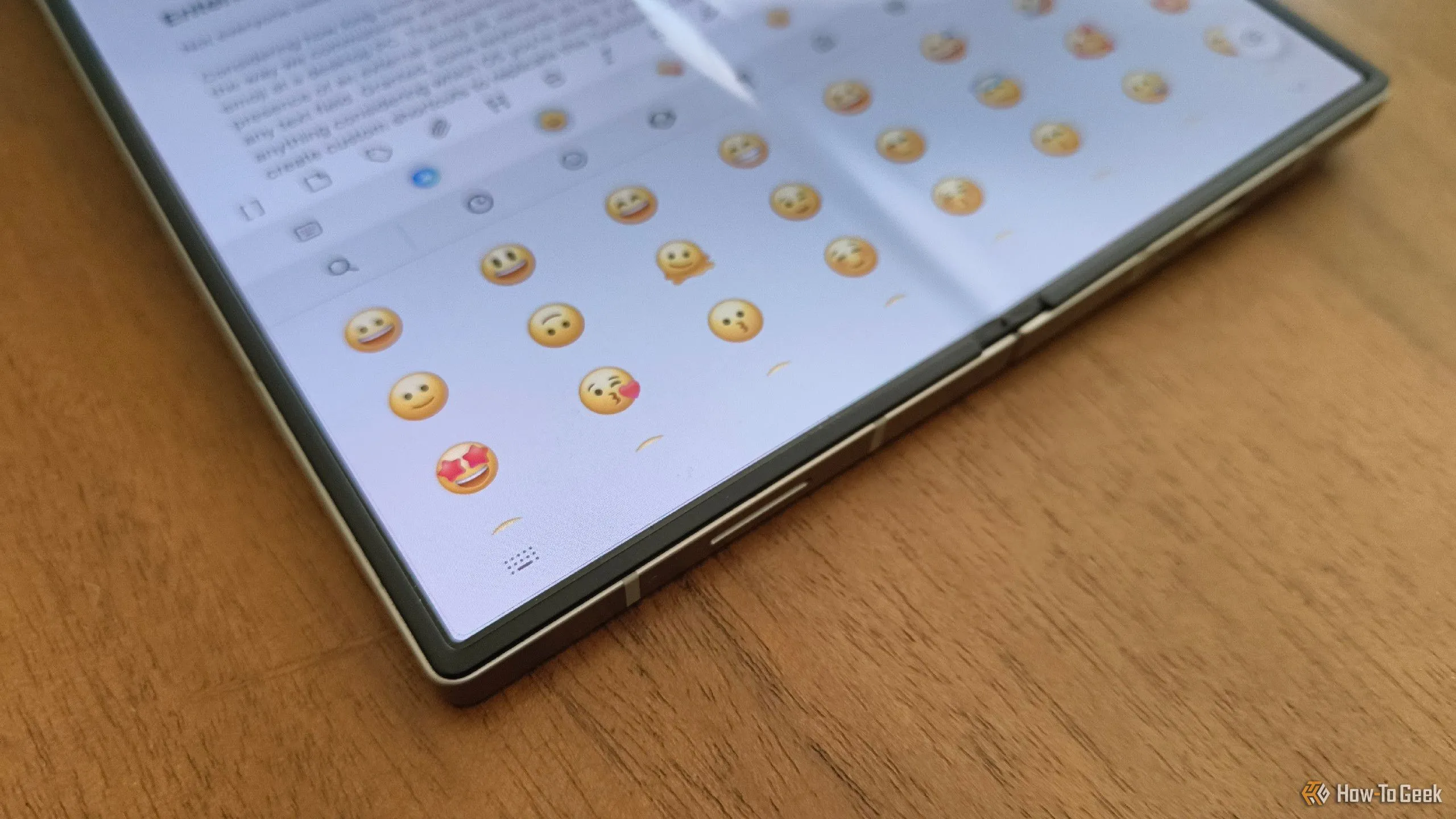 Khu vực biểu tượng cảm xúc (emoji) tích hợp trên Samsung Keyboard, hiển thị trên màn hình Galaxy Z Fold 6, giúp người dùng dễ dàng chèn emoji.