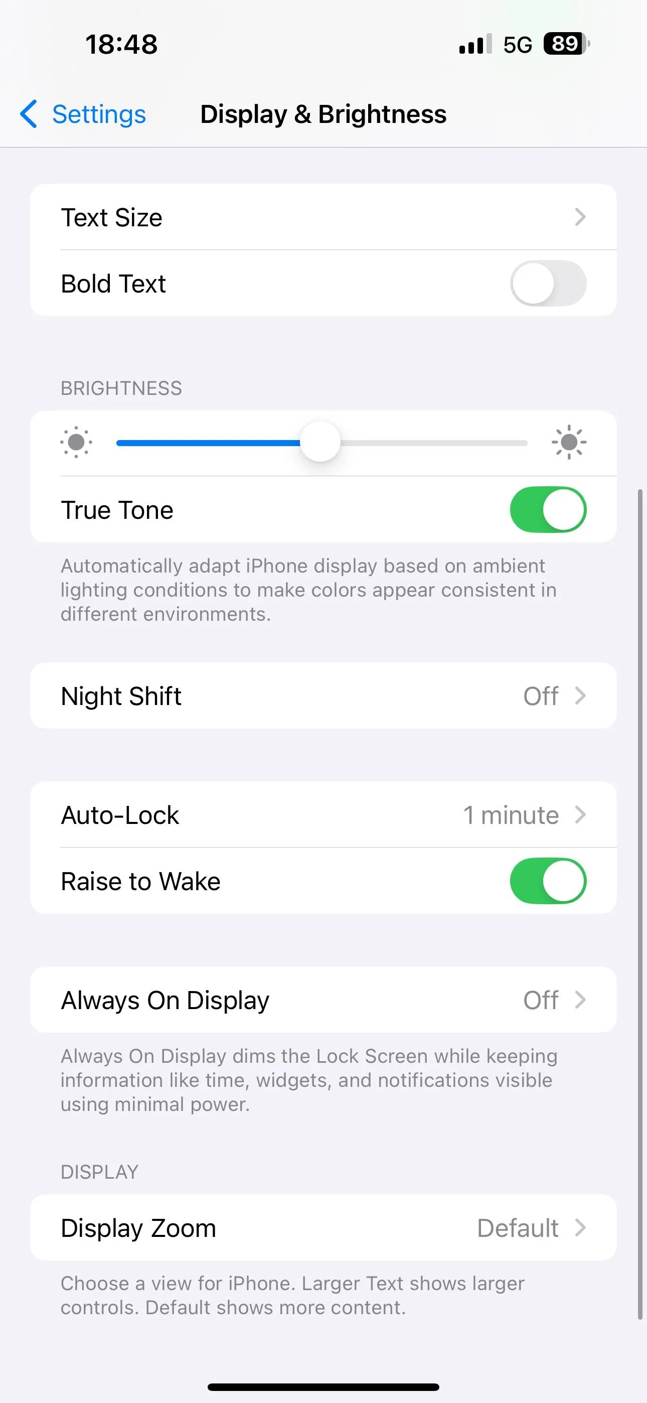 Kích hoạt Night Shift thủ công trong cài đặt Màn hình và Độ sáng của iPhone