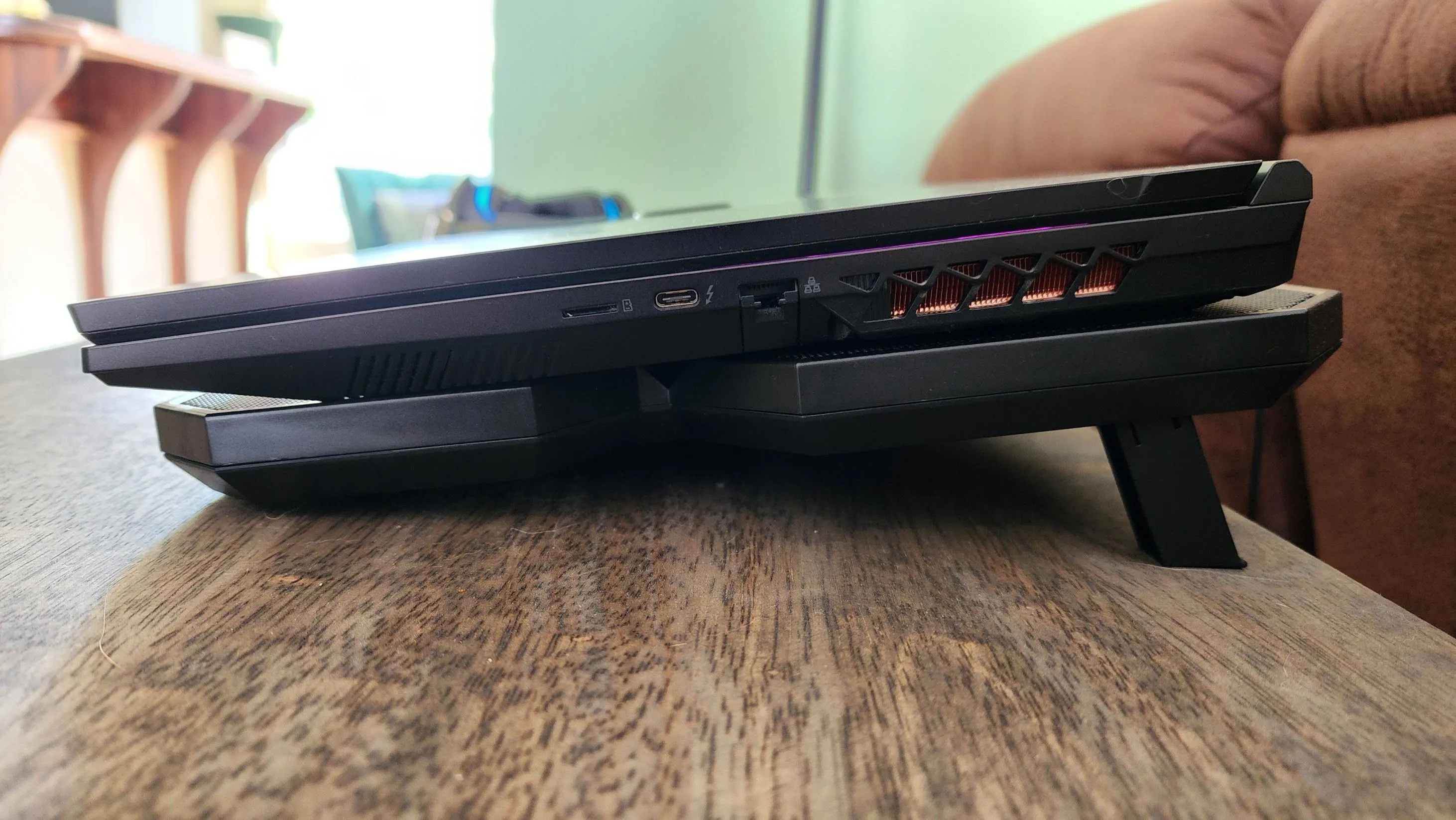 Laptop gaming đặt trên đế tản nhiệt chủ động với quạt lớn.