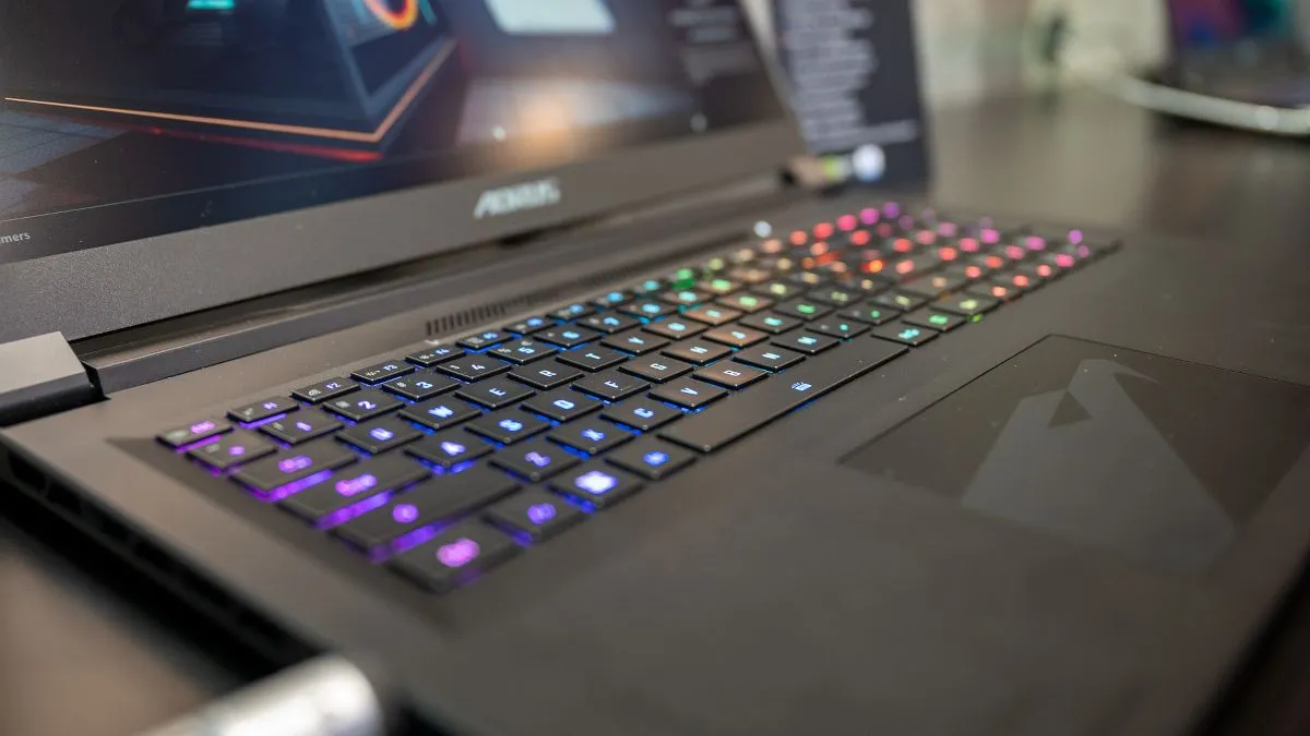 Laptop gaming Gigabyte với các chi tiết được hiển thị rõ nét.