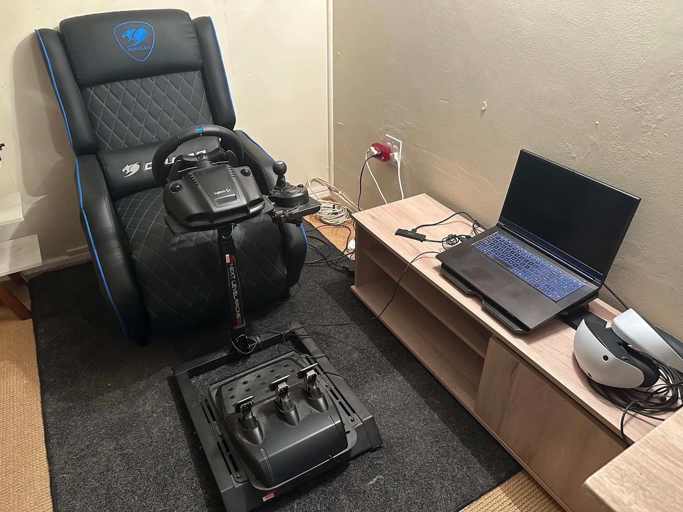 Laptop gaming kết nối với màn hình và thiết bị chơi game VR.