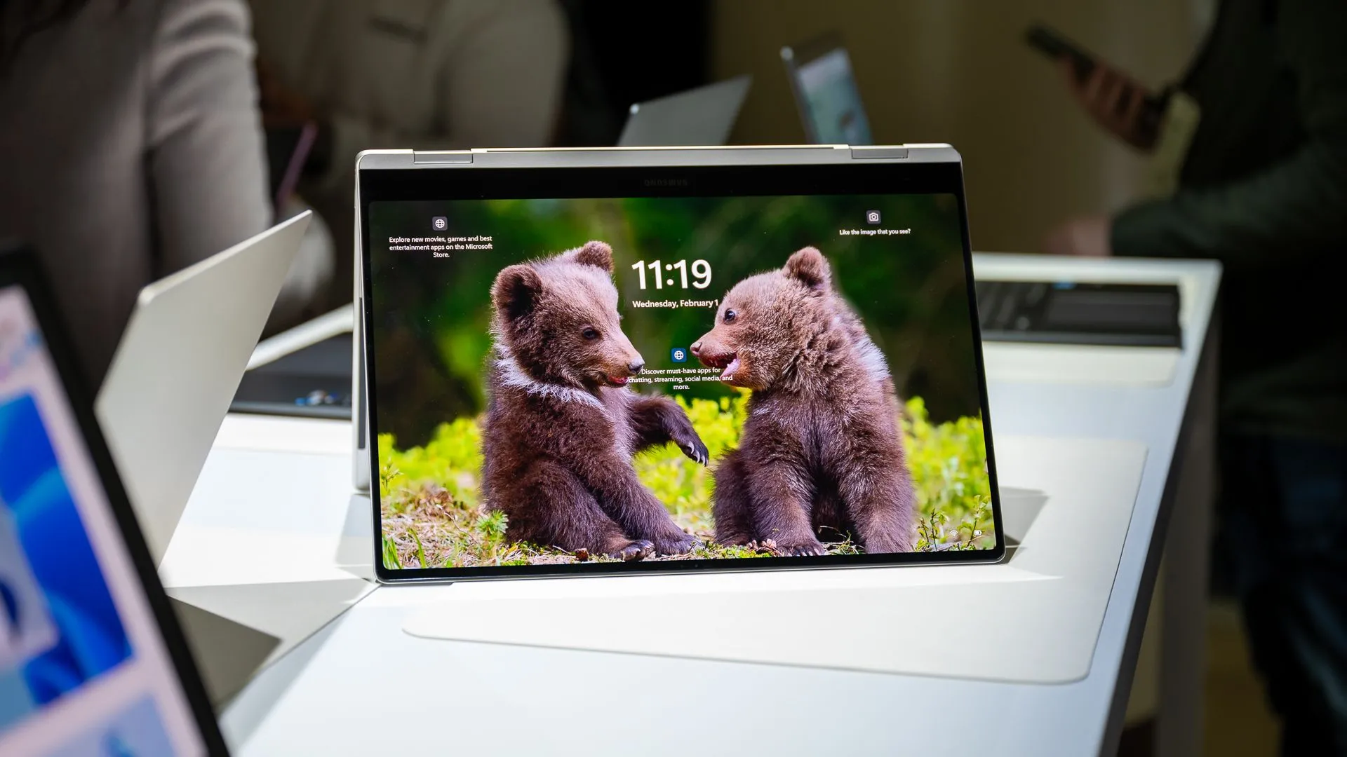 Laptop Samsung Galaxy Book 14 inch, thiết kế mỏng nhẹ, hiệu năng mạnh mẽ