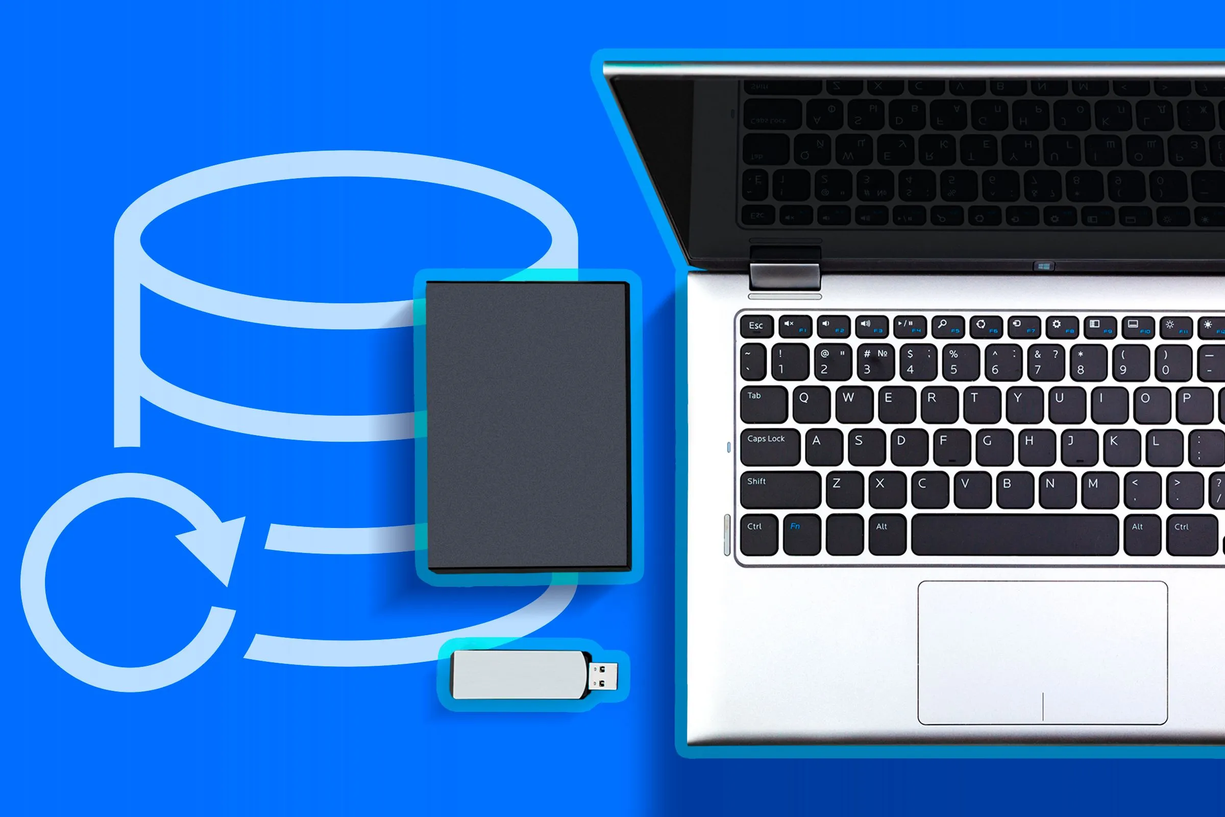 Laptop với ổ USB và ổ cứng gắn ngoài cùng biểu tượng sao lưu, thể hiện các phương pháp bảo vệ dữ liệu vật lý và khái niệm sao lưu.
