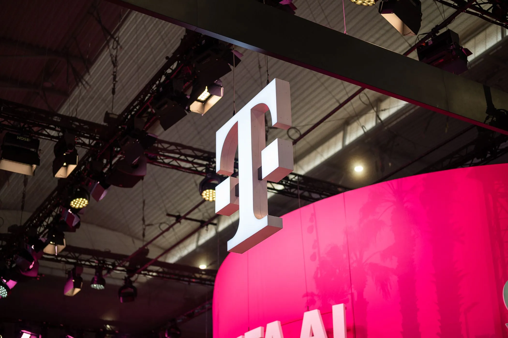 Logo T-Mobile thể hiện định hướng phát triển internet cáp quang.