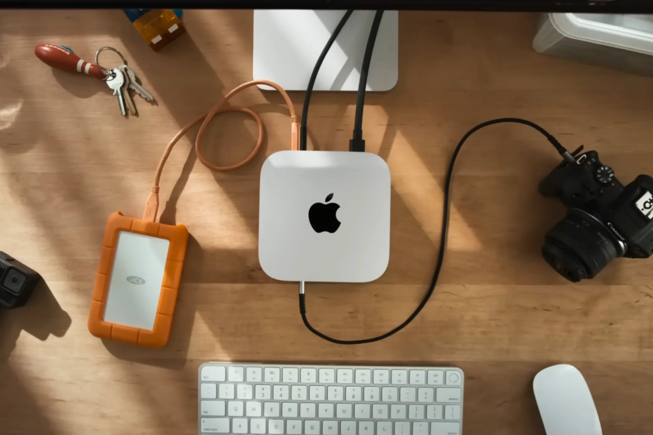 M4 Mac mini đặt trên bàn làm việc cùng các phụ kiện xung quanh, cho thấy khả năng kết nối Thunderbolt