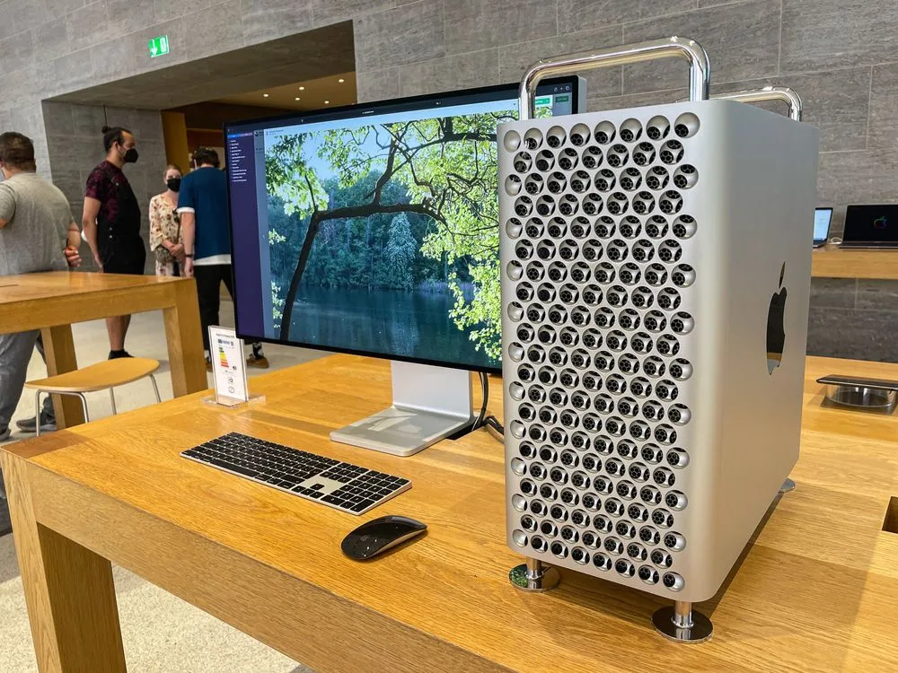 Mac Pro 2019 Intel với thiết kế &quot;lồng phô mai&quot;, mặc dù mạnh mẽ nhưng vẫn kém hiệu quả và đắt đỏ so với các giải pháp Apple Silicon mới hơn.