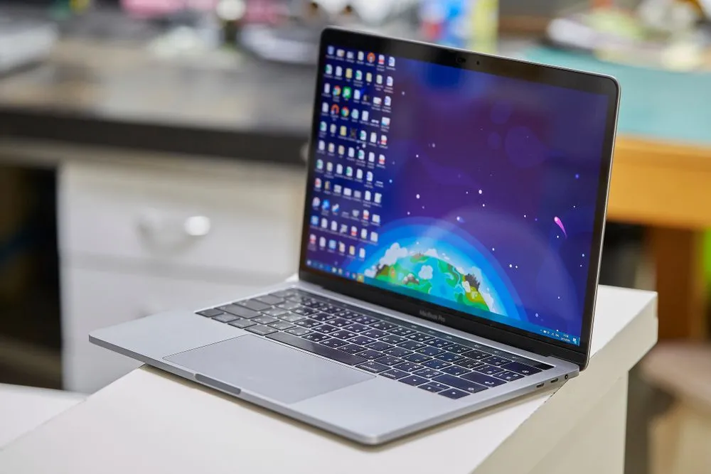 MacBook Pro 2019 với chip Intel Core i5, đại diện cho kỷ nguyên chip Intel cuối cùng của Apple, với hiệu năng và tản nhiệt hạn chế.