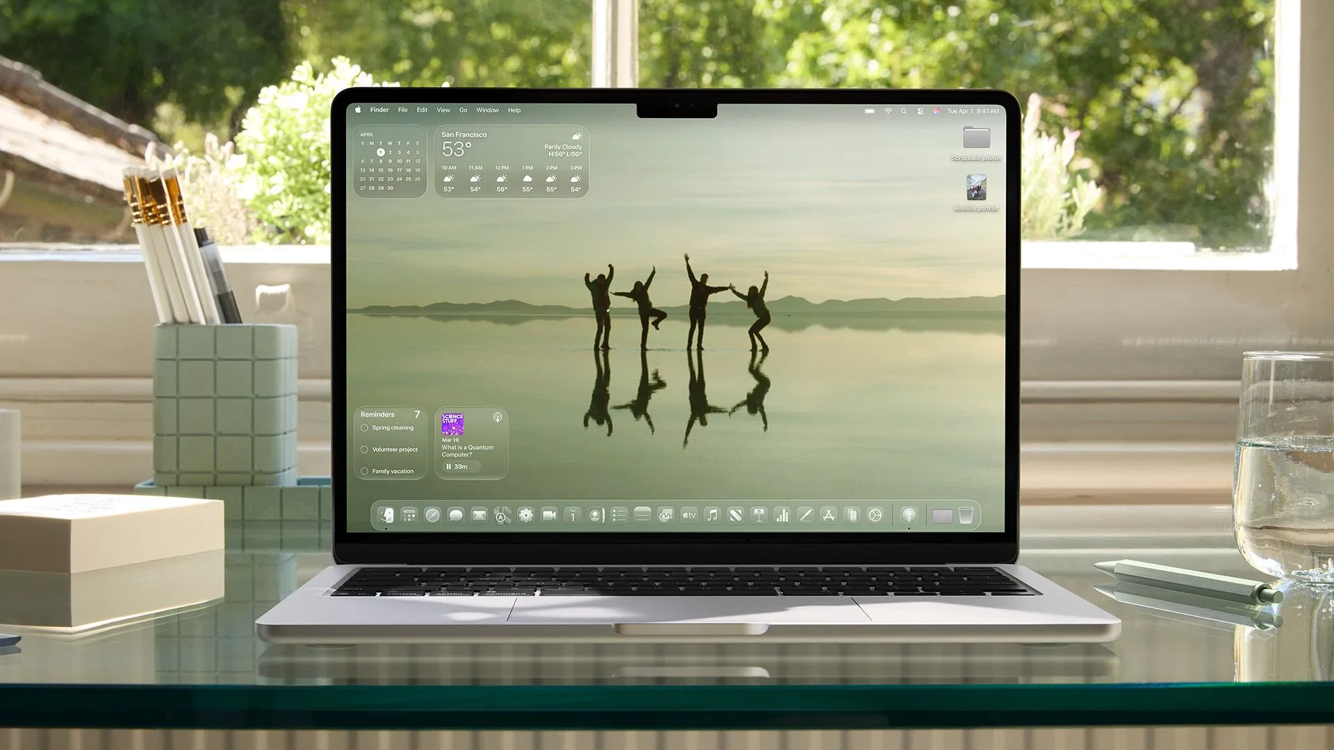 macOS Tahoe 26 trên MacBook với thiết kế Liquid Glass.