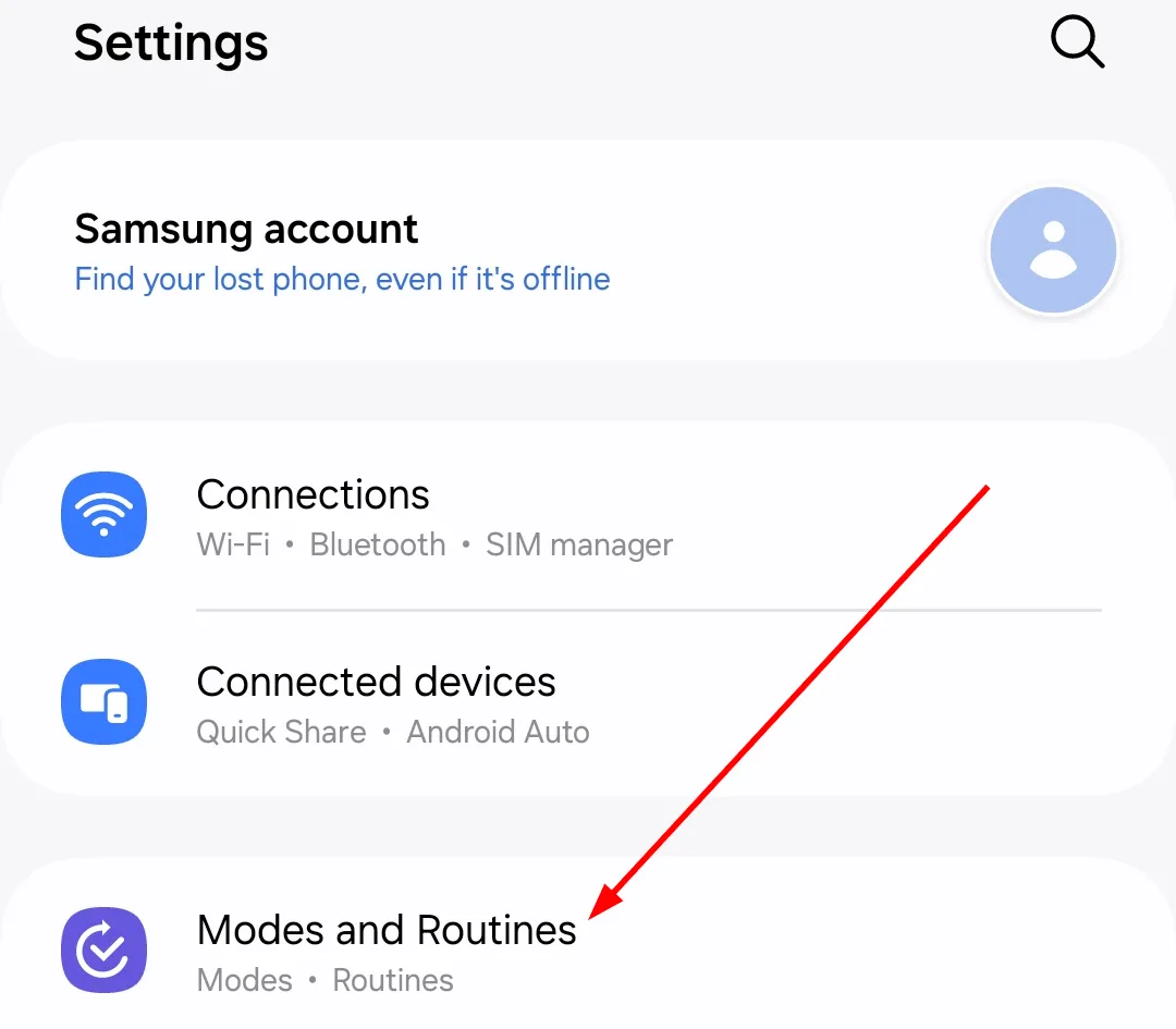 Màn hình cài đặt Samsung với tùy chọn 'Chế độ và Quy trình' được đánh dấu, nơi người dùng có thể tùy chỉnh các thiết lập tự động cho điện thoại.