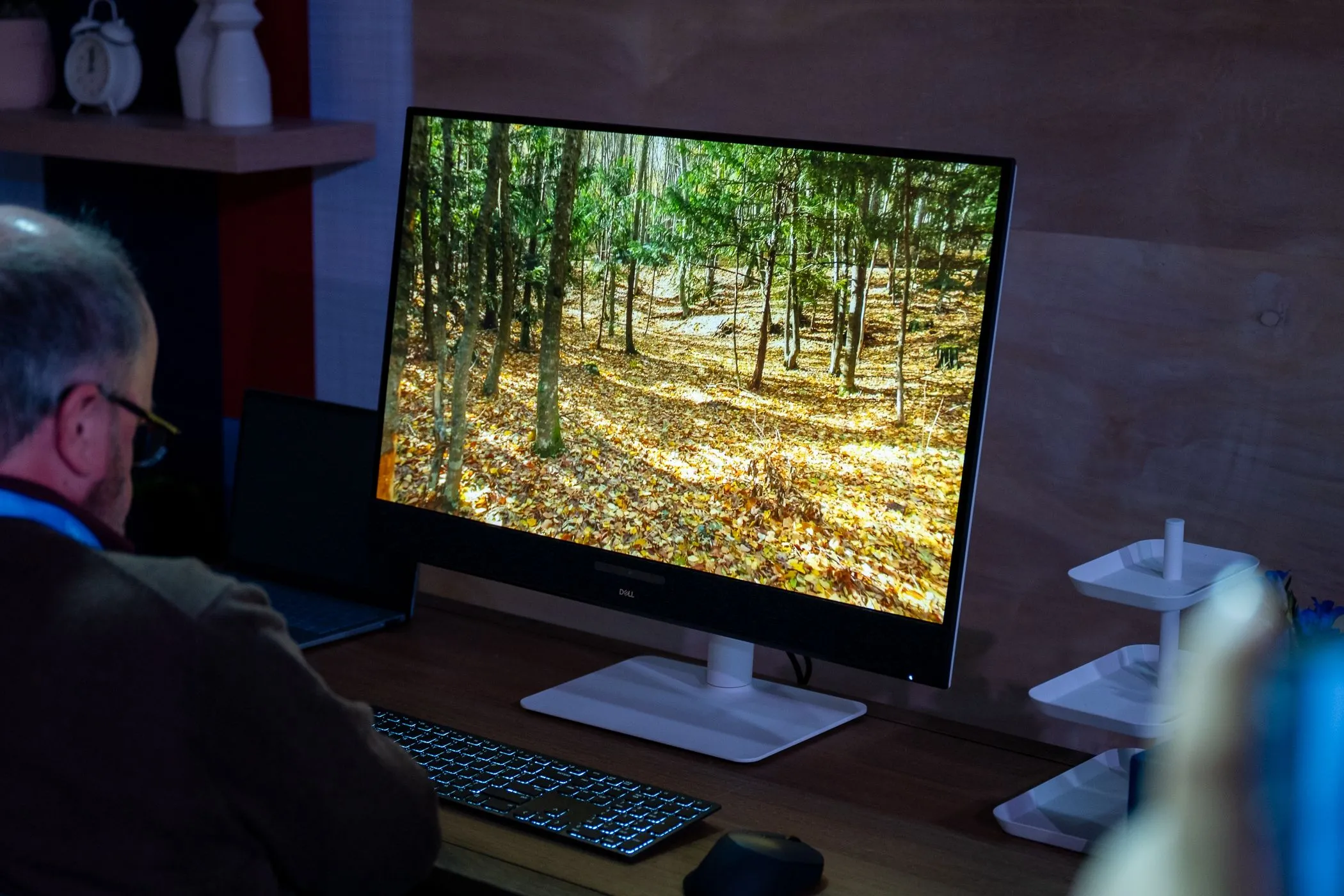 Màn hình Dell 32 Plus 4K QD-OLED đang phát video, đặt trên bàn, thể hiện công nghệ màn hình hiện đại.