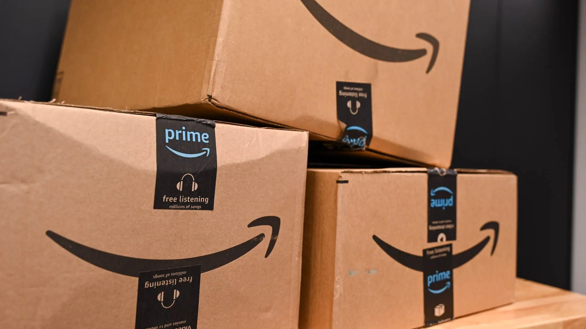 Màn hình iPhone hiển thị ứng dụng Amazon với các tùy chọn đơn hàng, minh họa các bước phức tạp để tìm mã trả hàng.