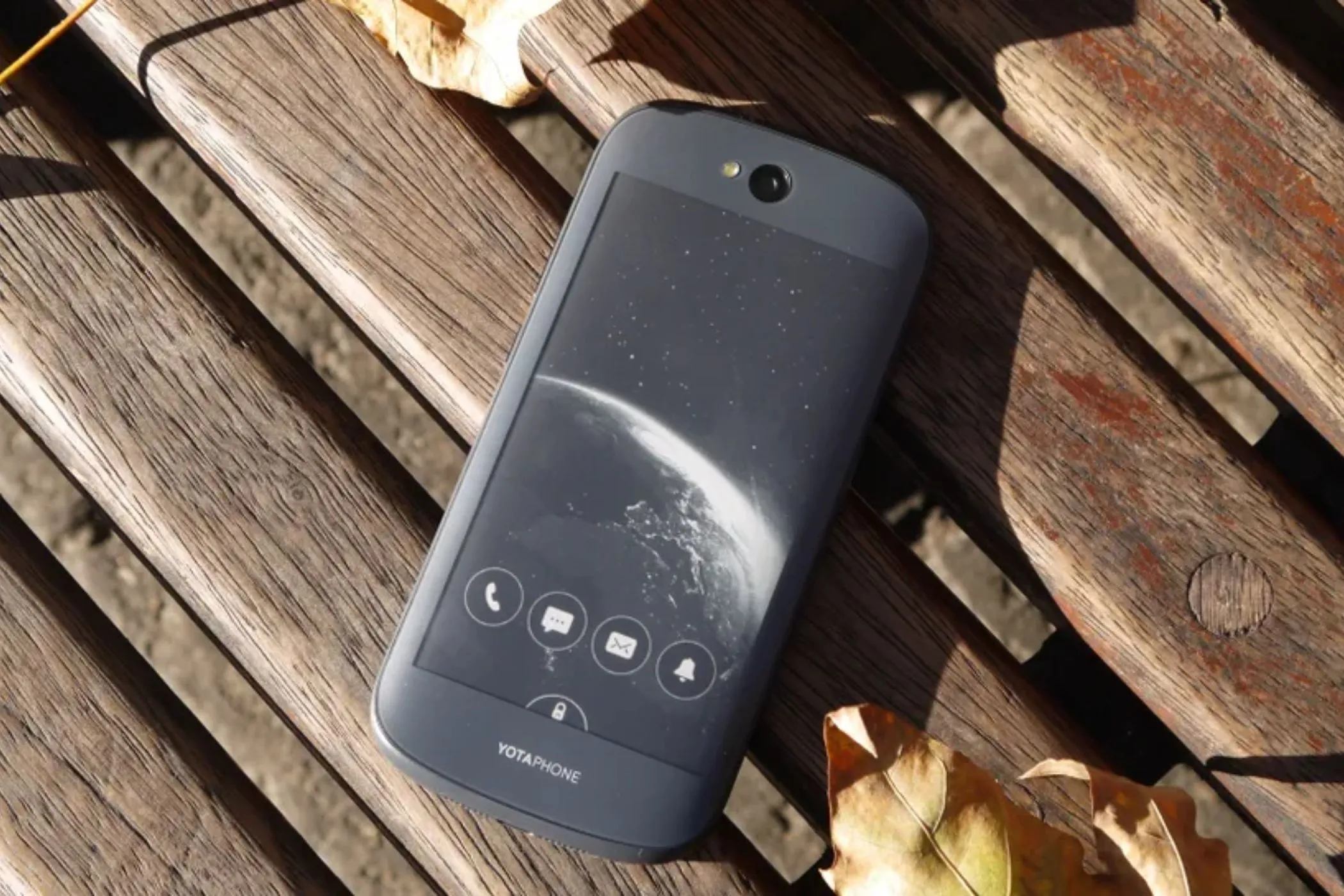 Màn hình kép E-Ink tiết kiệm pin của YotaPhone 2 hiển thị thông báo và nội dung đọc sách