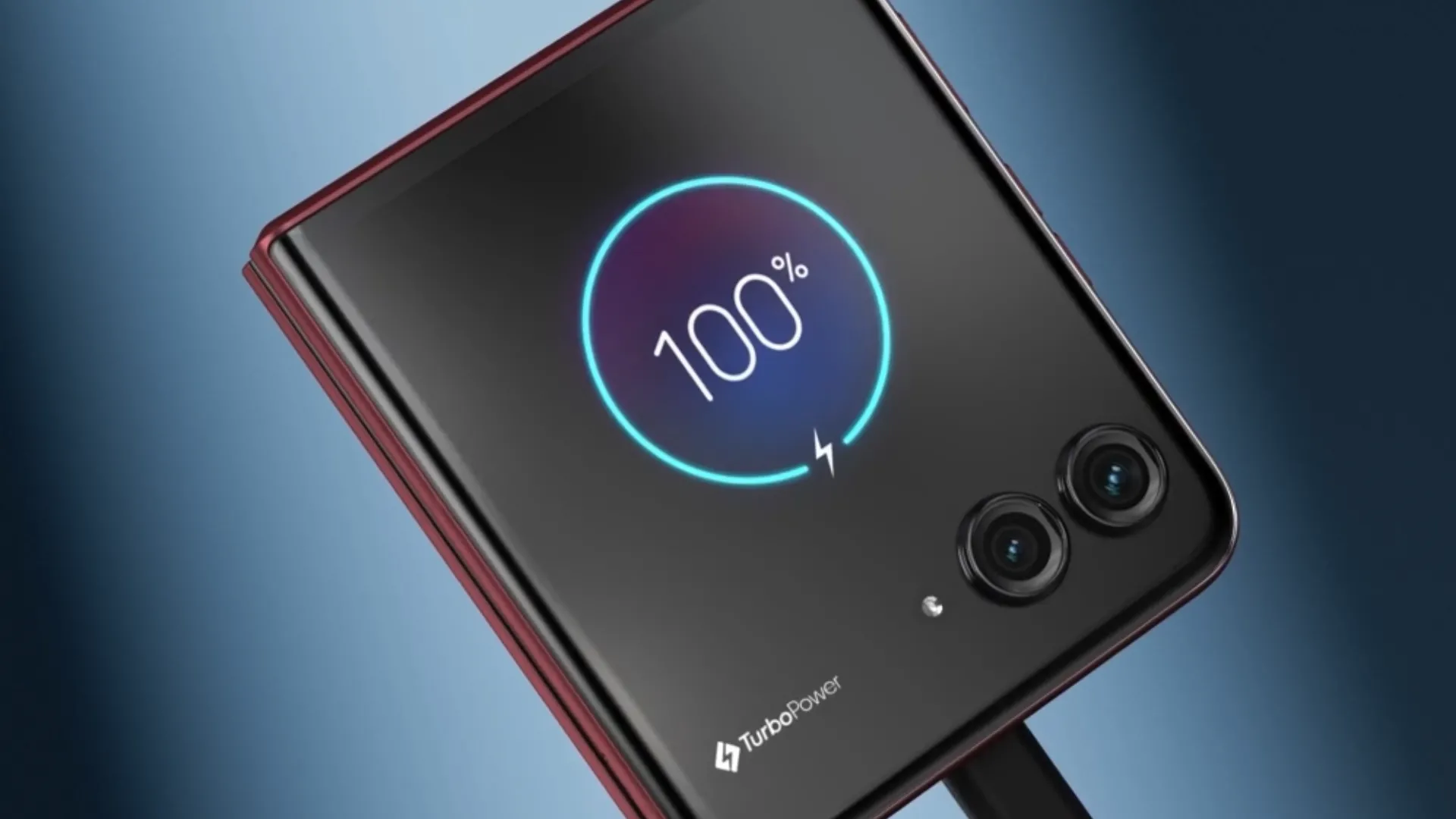 Màn hình phụ Moto Razr Ultra (2025) hiển thị trạng thái sạc đầy pin.