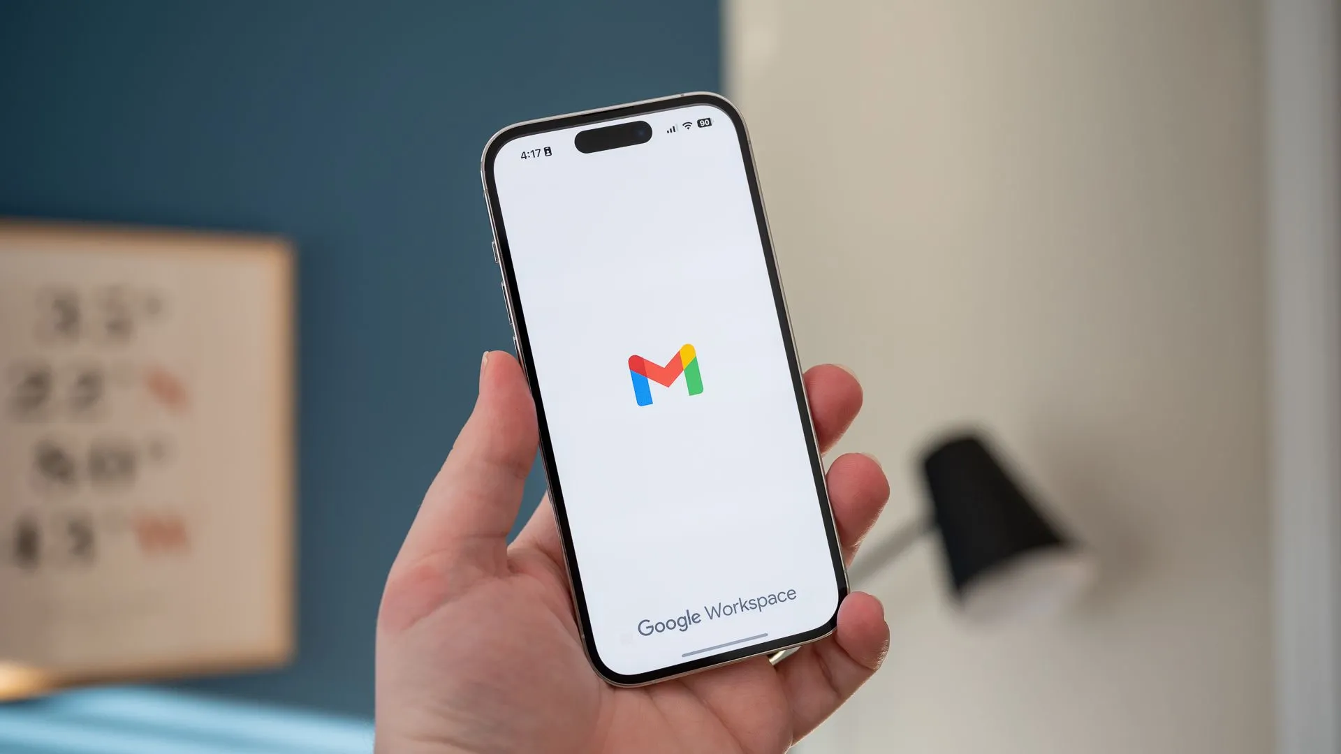 Màn hình tải Gmail và Google Workspace trên Apple iPhone 14 Pro